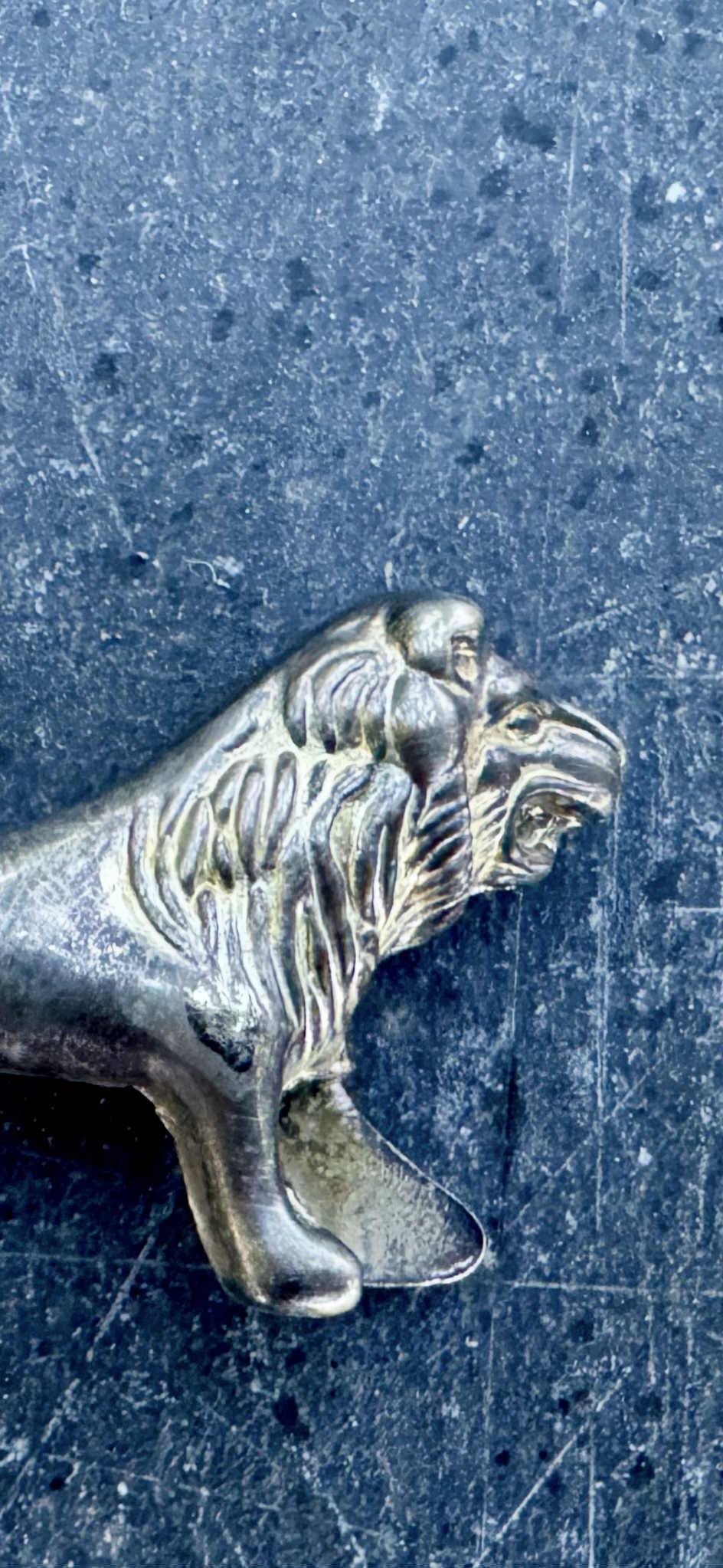 4 silver lion knife holders