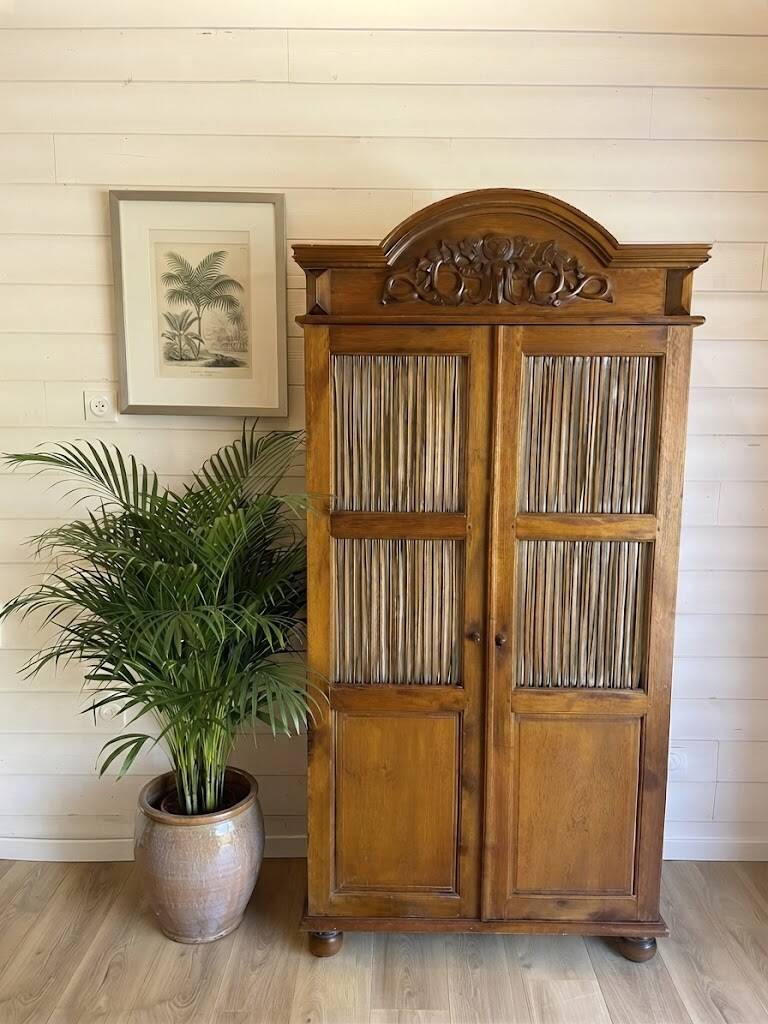 Beautiful antique solid wood wardrobe, country chic / Provençal, carved.