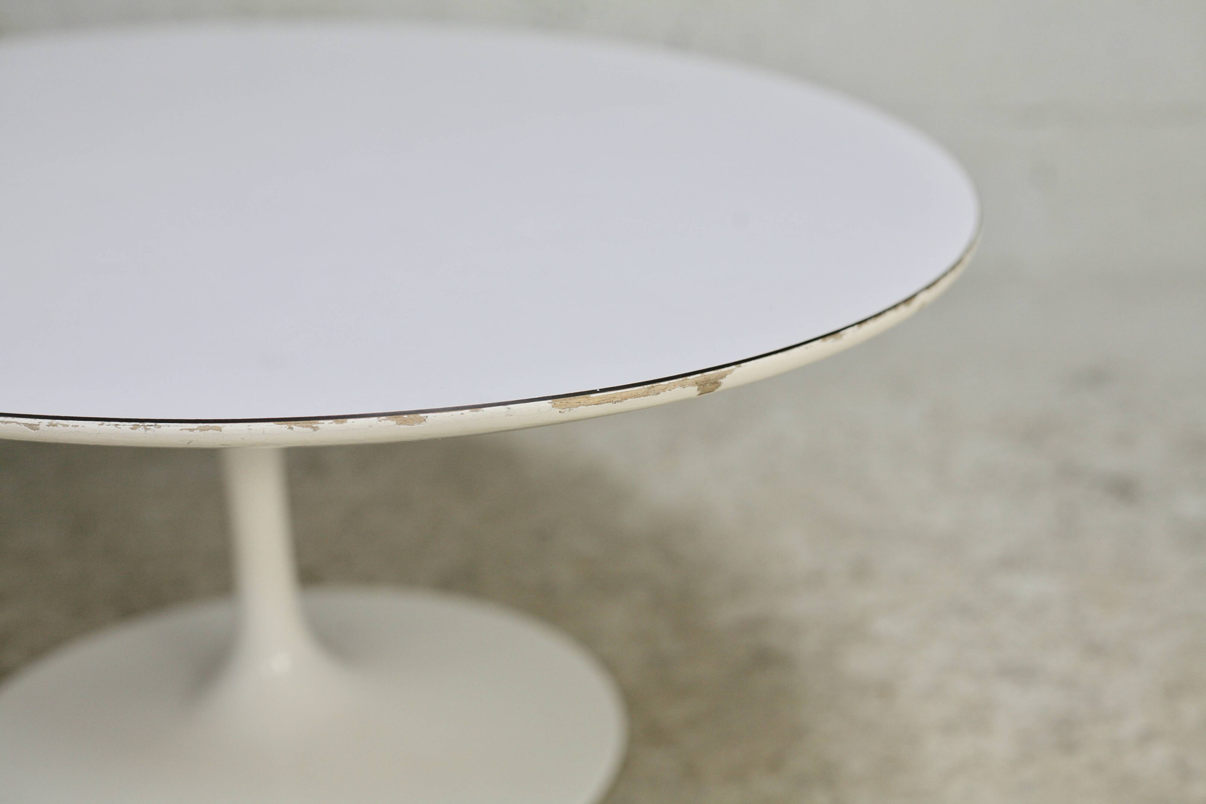 Knoll coffee table, Eero Saarinen, "tulip" model, white melamine wood. Signed, USA, circa 1960