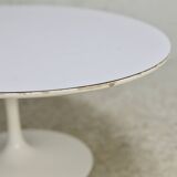 Knoll coffee table, Eero Saarinen, "tulip" model, white melamine wood. Signed, USA, circa 1960