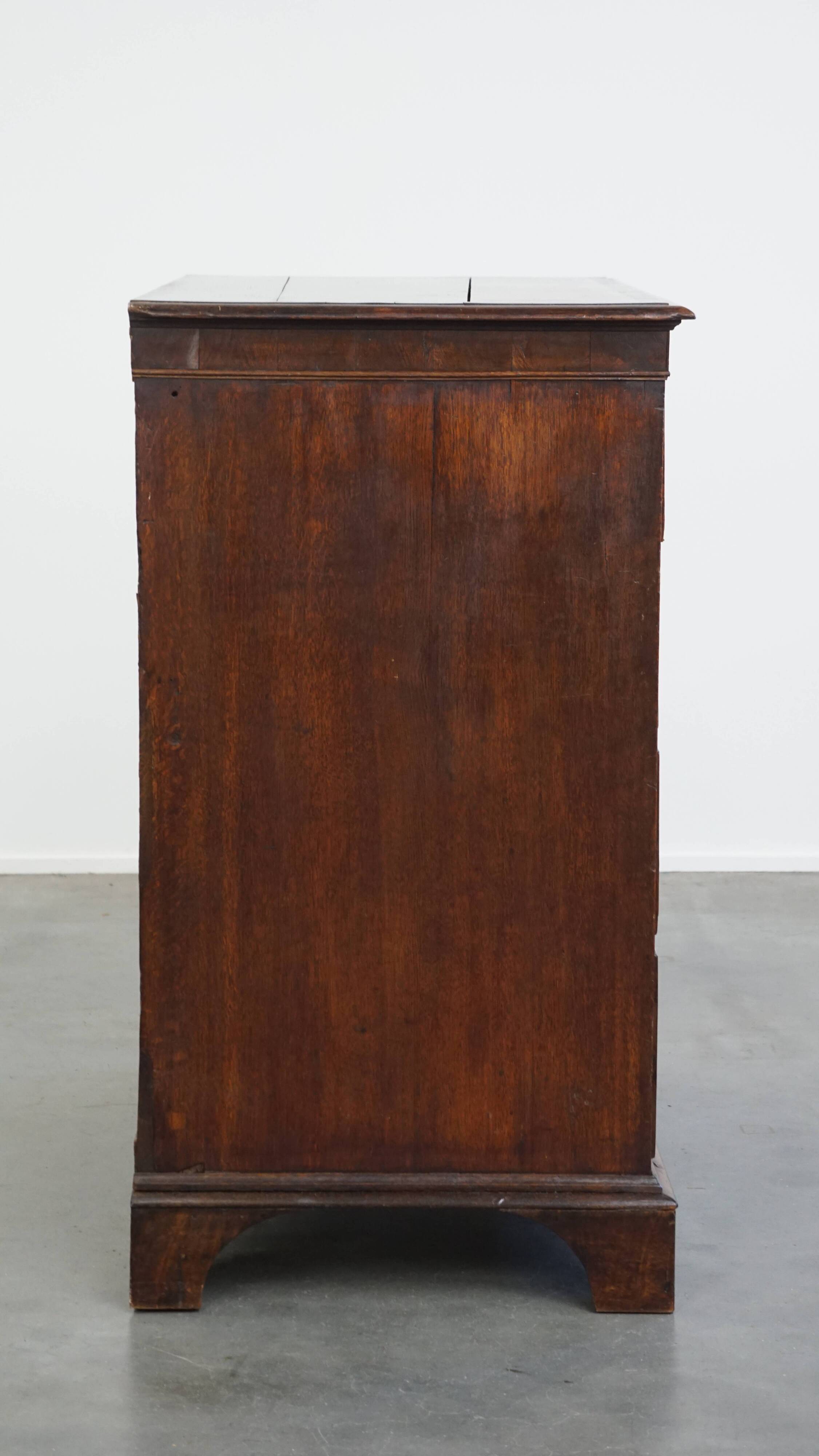 English antique oak chest of drawers with 5 drawers from the 18th century