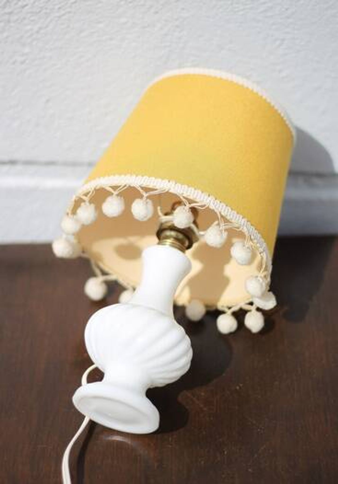 Lampe à poser vintage en verre blanc et tissu jaune
