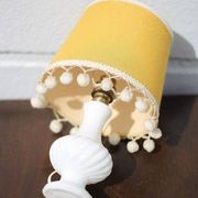 Lampe à poser vintage en verre blanc et tissu jaune