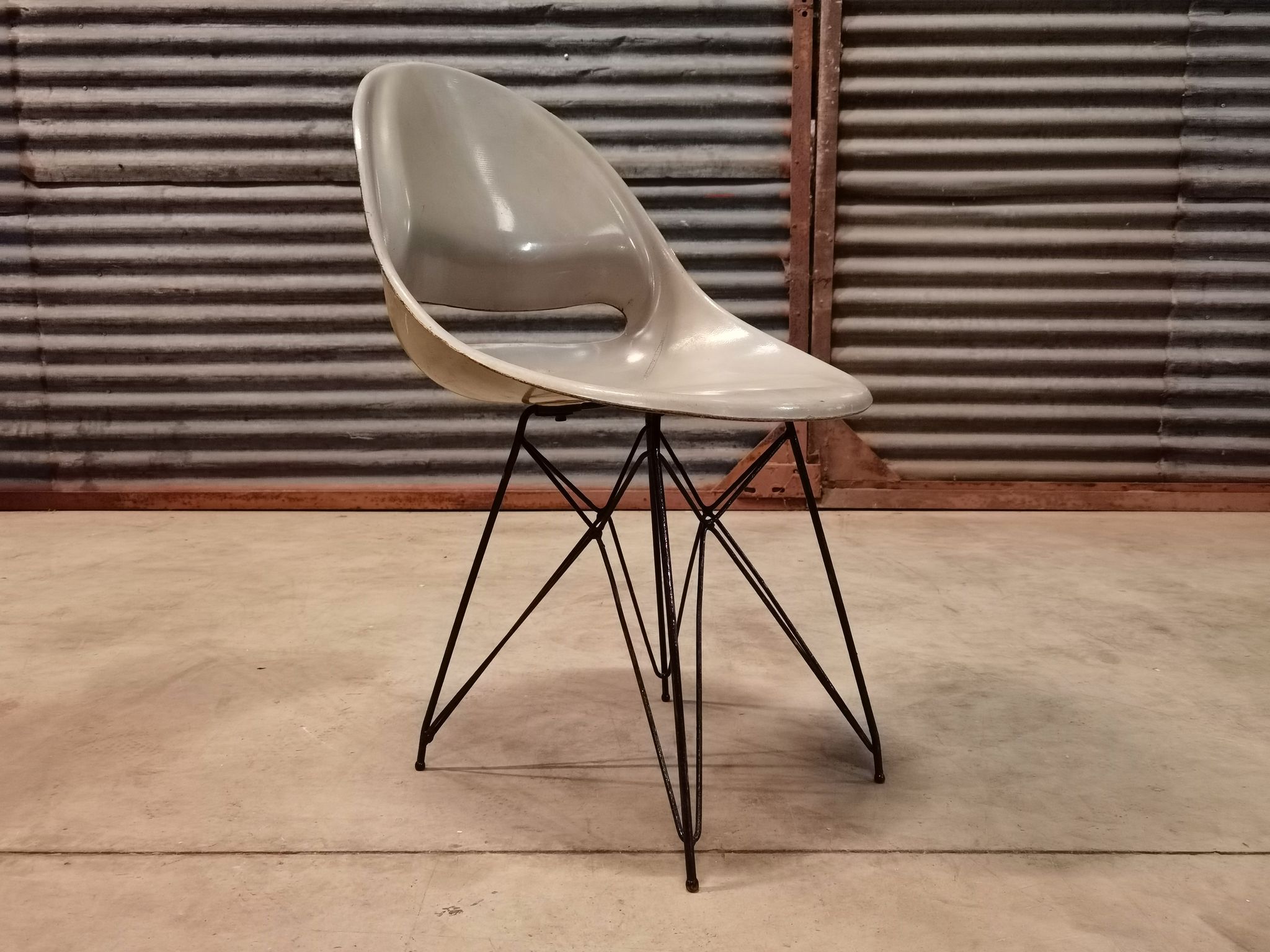 Chaise grise par Miroslav Navràtil édition Vertex 1959