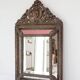 Ancien miroir français en laiton repoussé avec fronton XIXe siècle (56 cm)