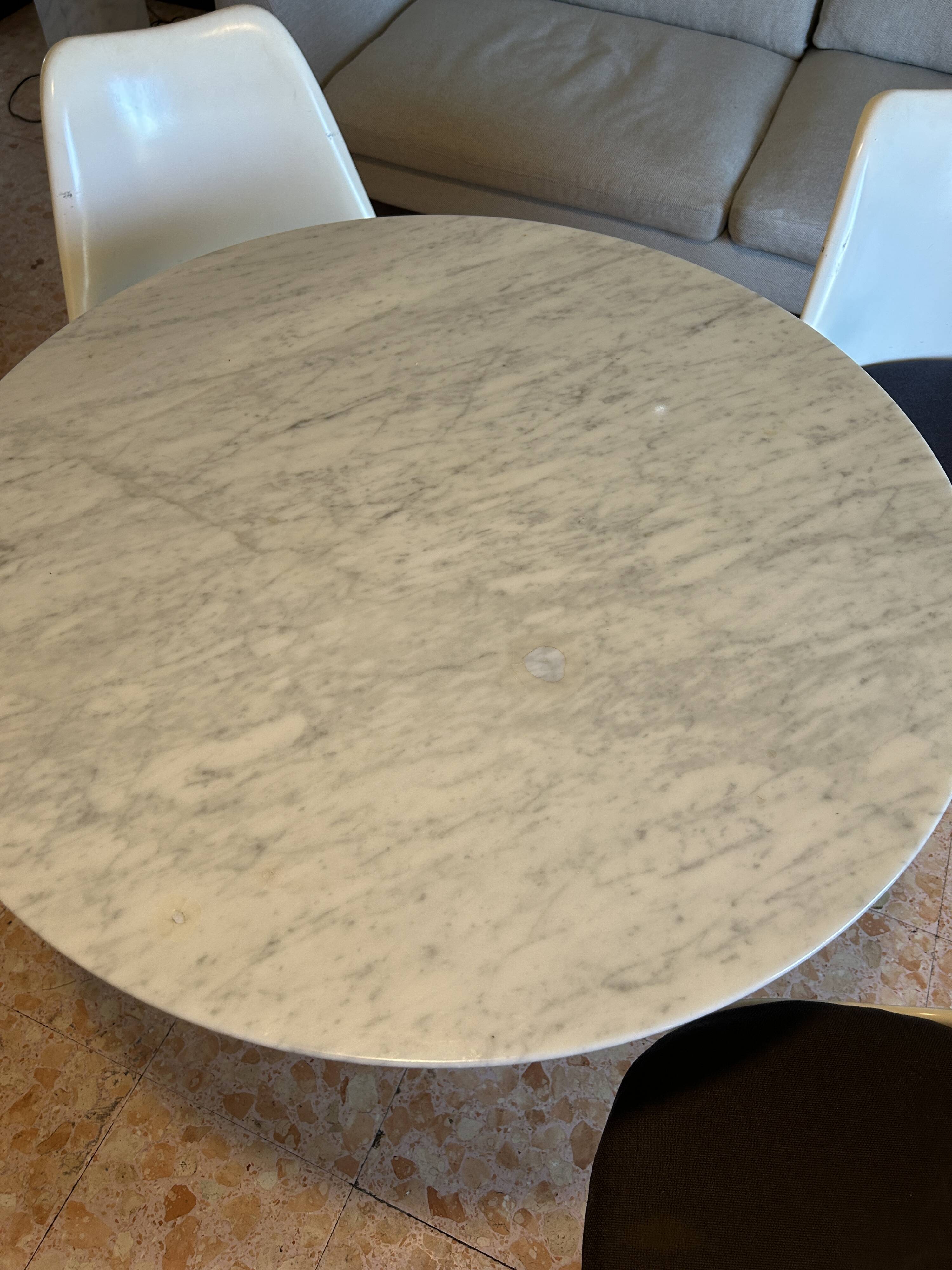 Saarinen round table