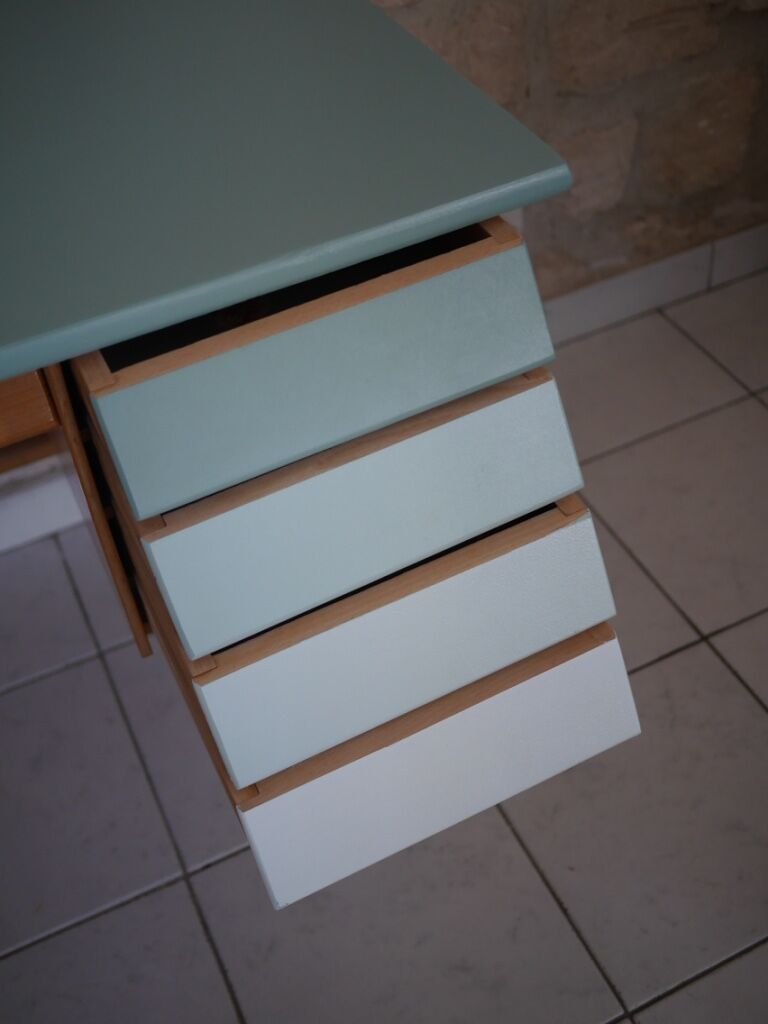 Bureau vintage tiroirs biseautés en dégradé