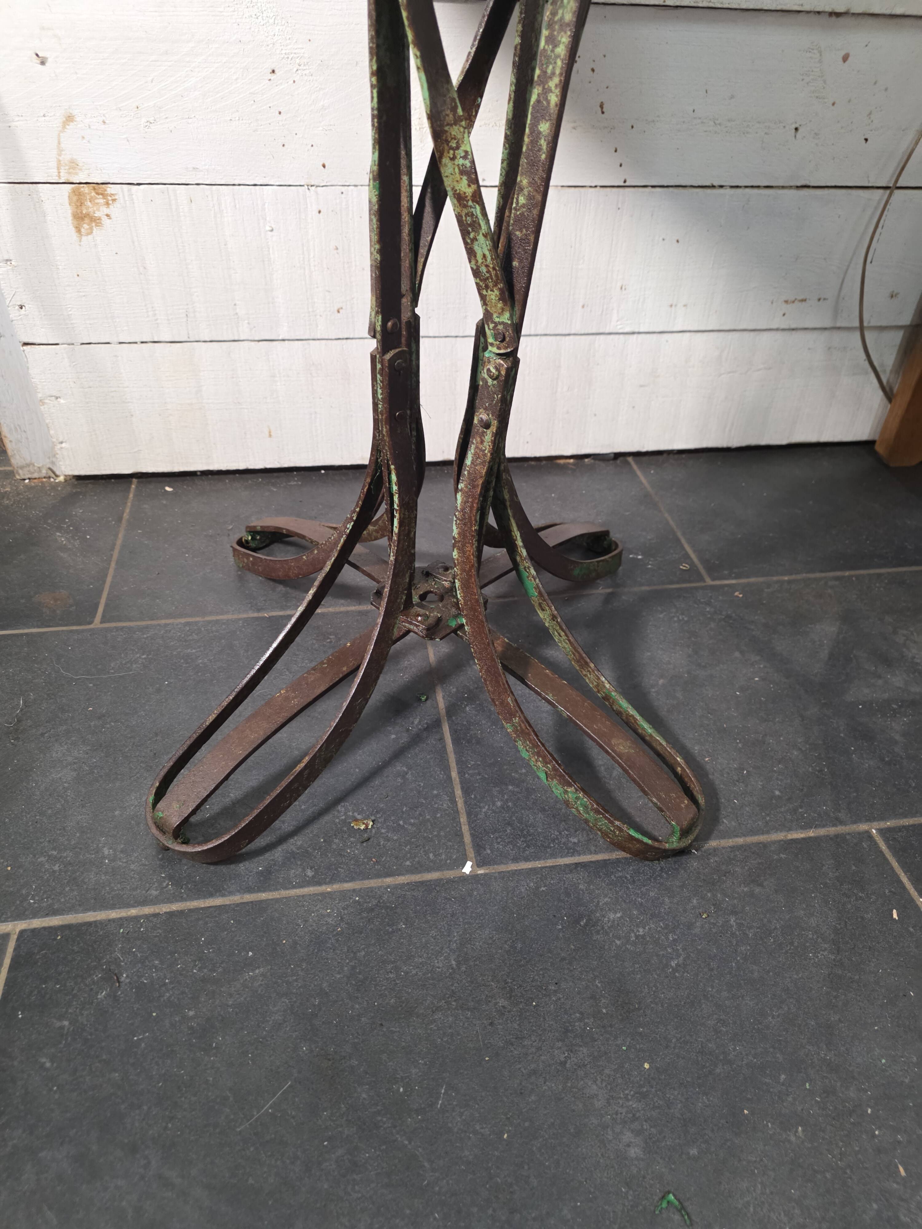Table de jardin Eiffel en fer forgé riveté du XIXe