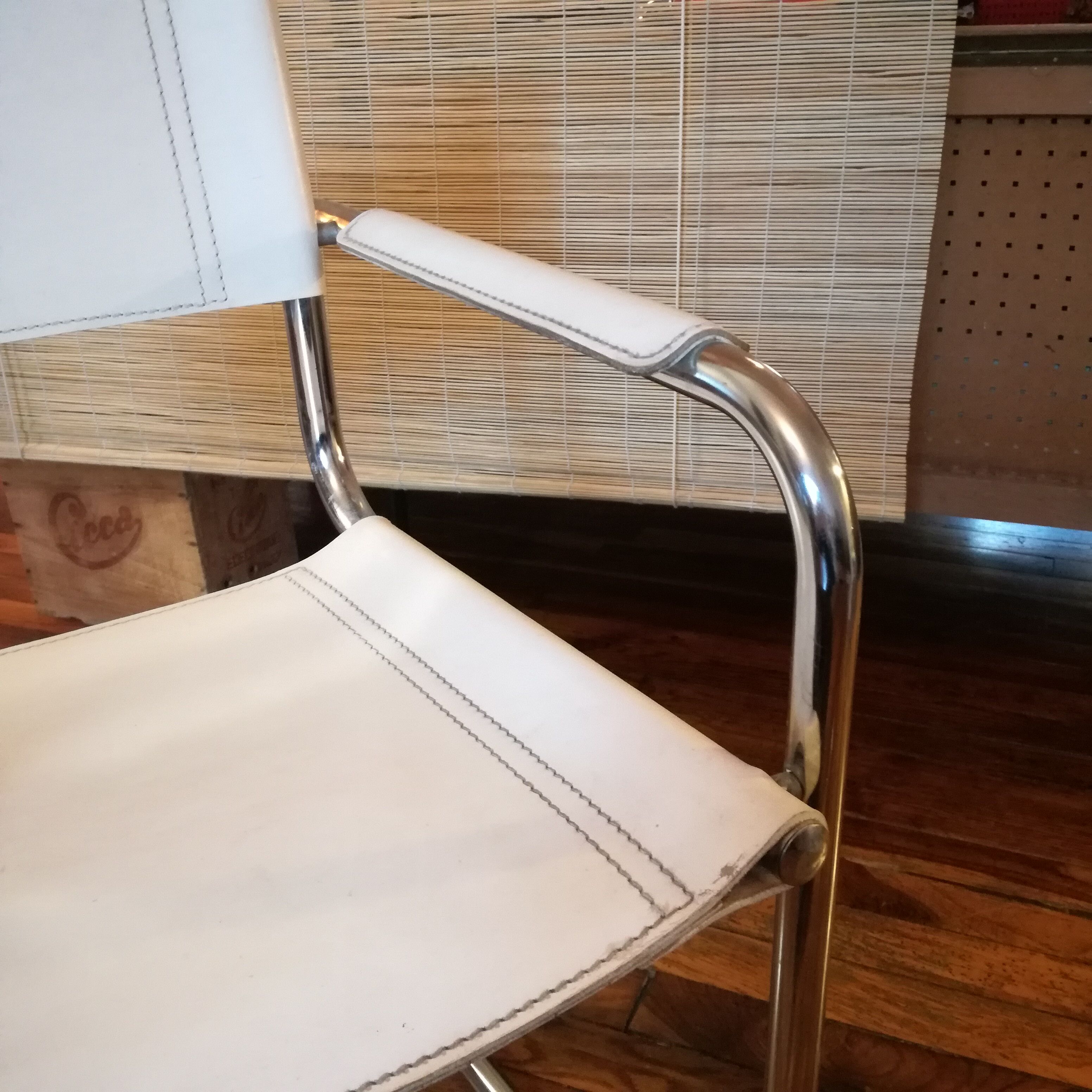 Cantilever armchair in smooth leather upholstery