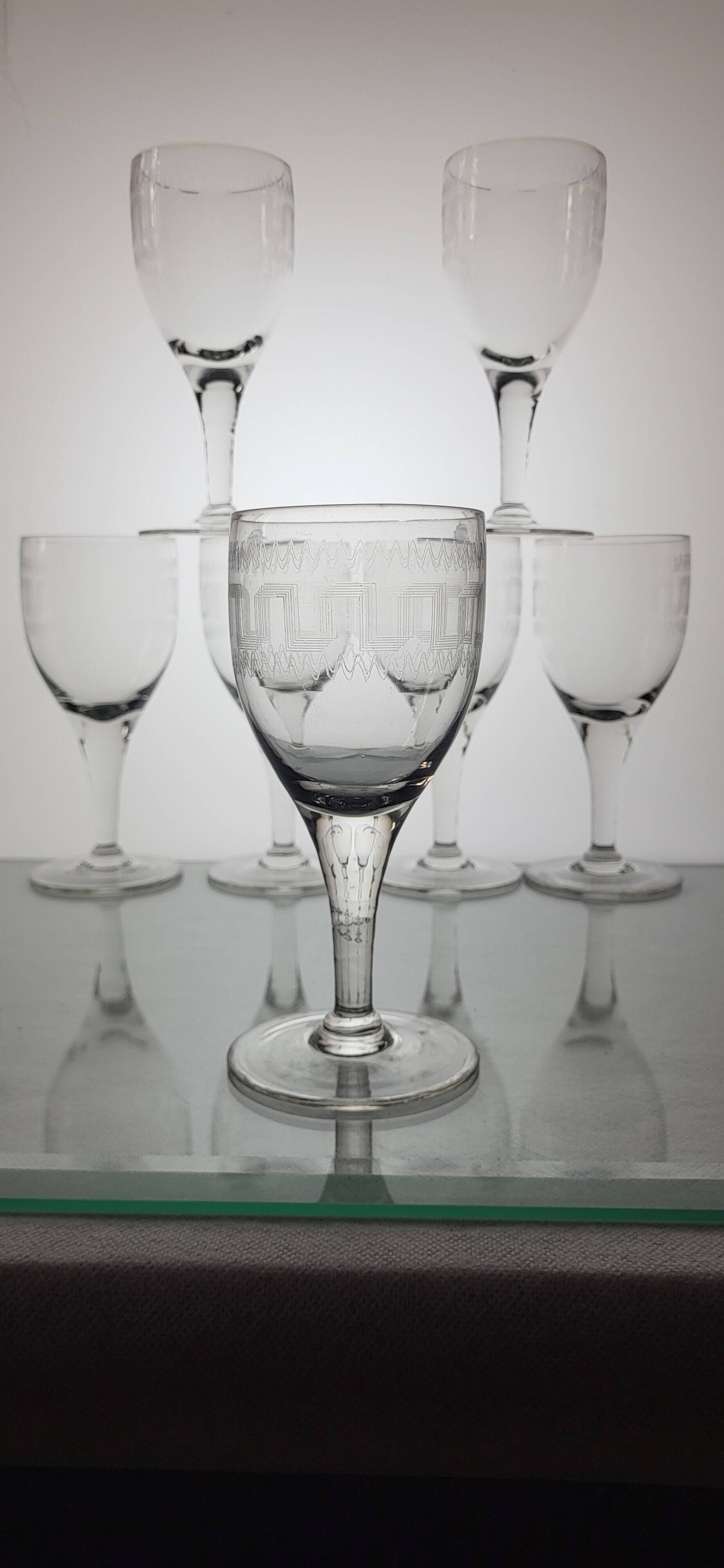 7 verres à vin décor à la grecque