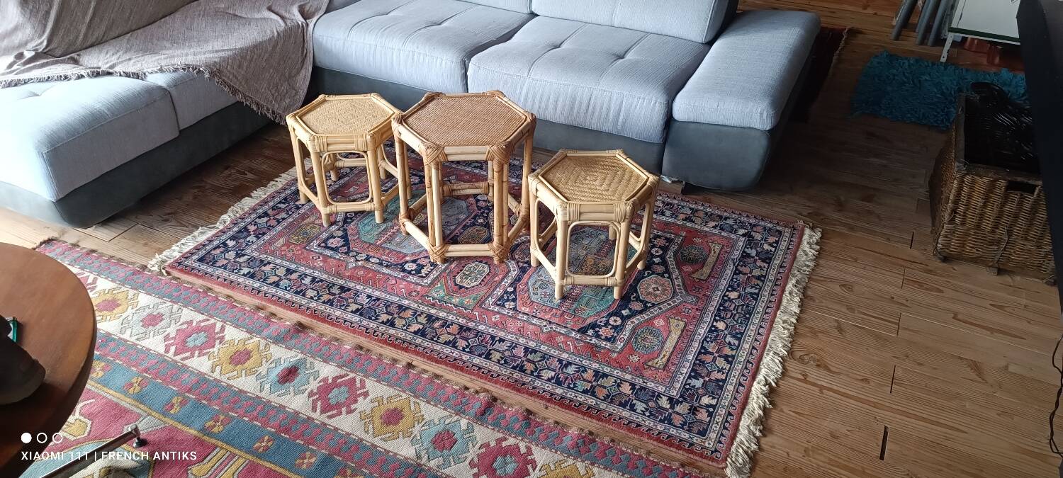 Vintage Iranian Kenareh rug from the 1980s. Handcrafted.