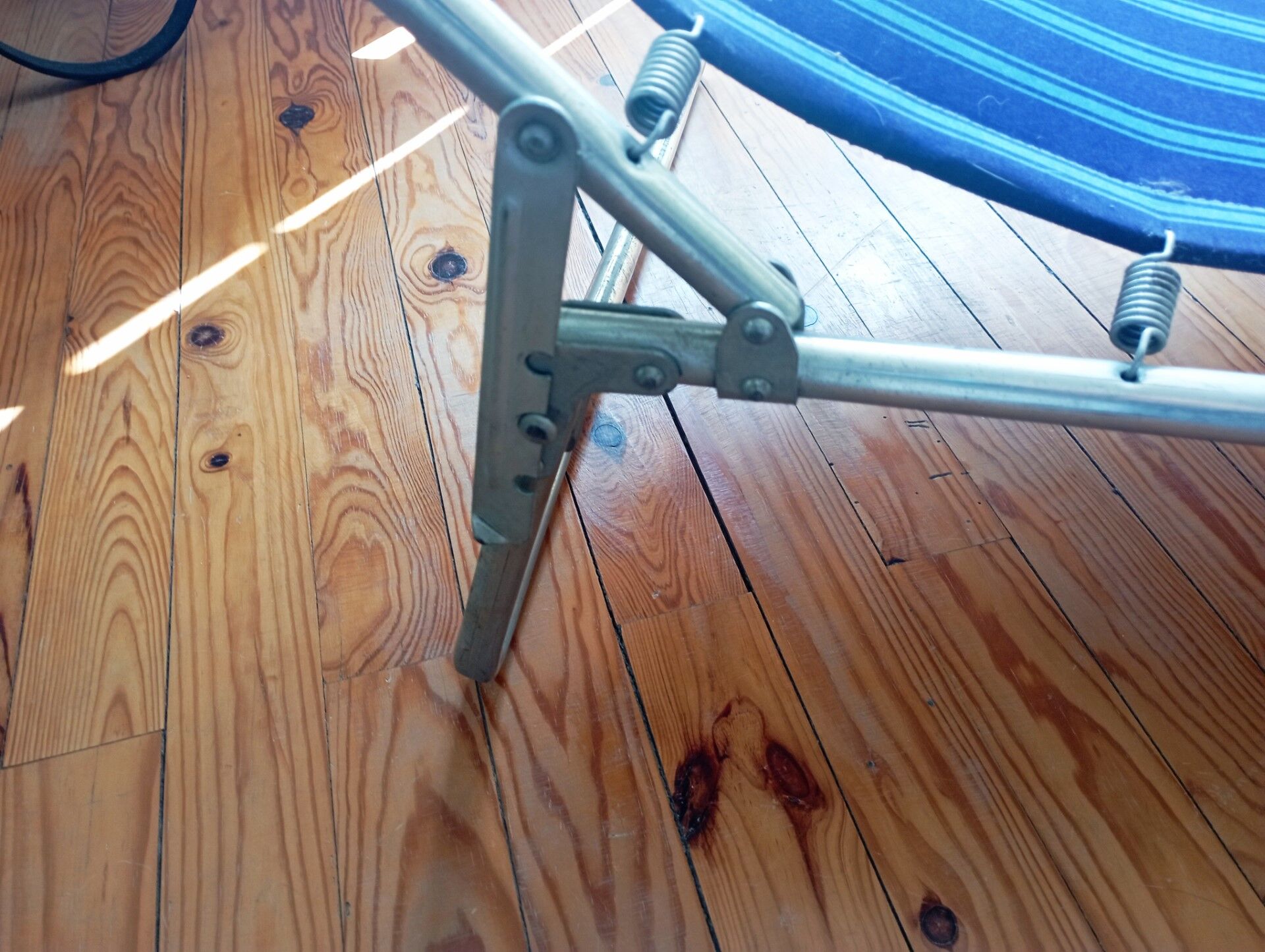 Folding sunbed lounger