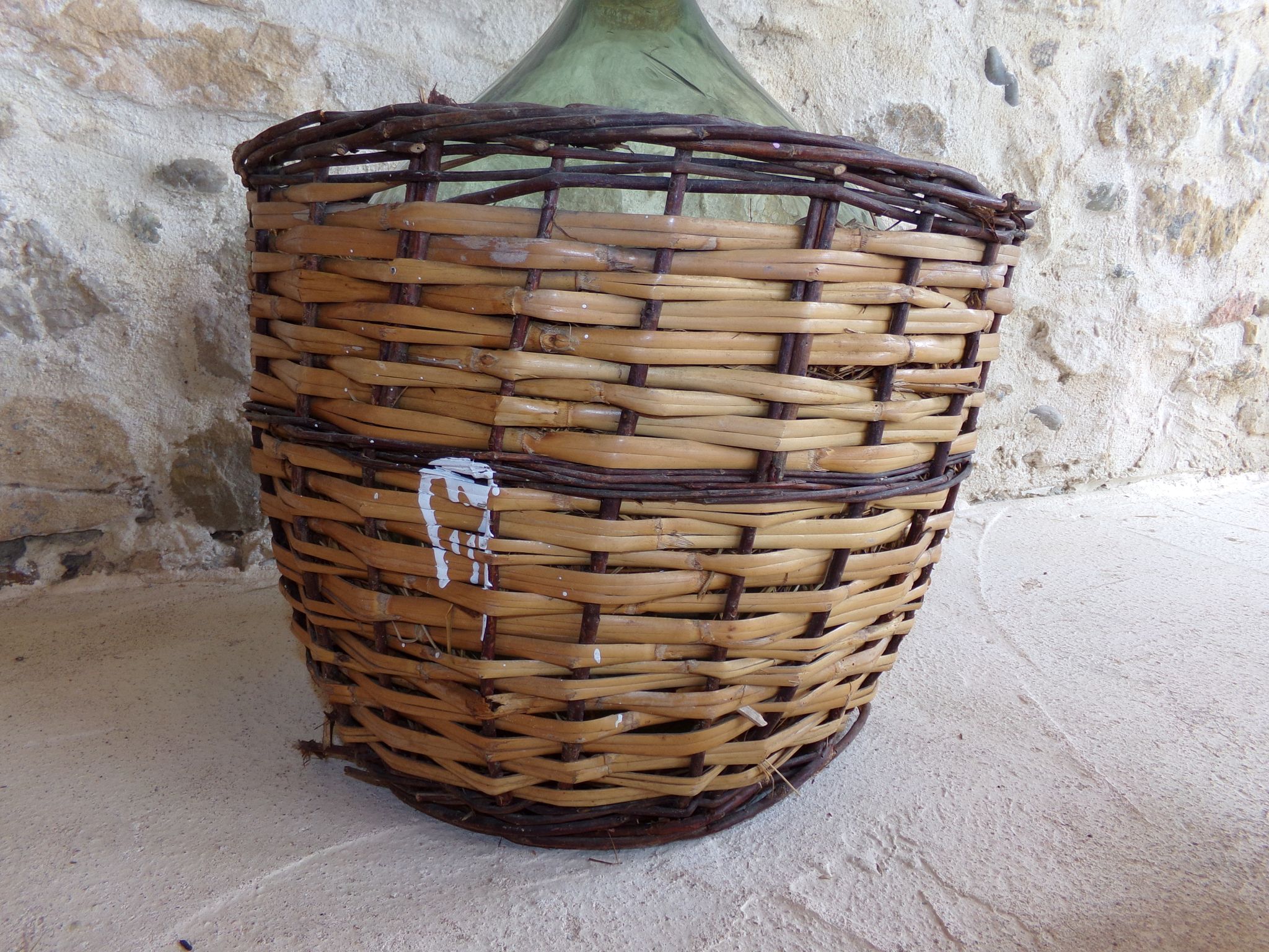 Dame-jeanne dans son panier