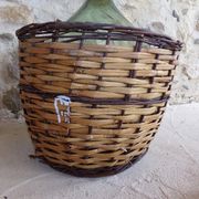 Dame-jeanne dans son panier