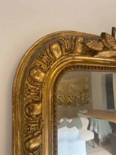 Miroir en bois et stuc doré à décor de rangs de perles, 139x93 cm