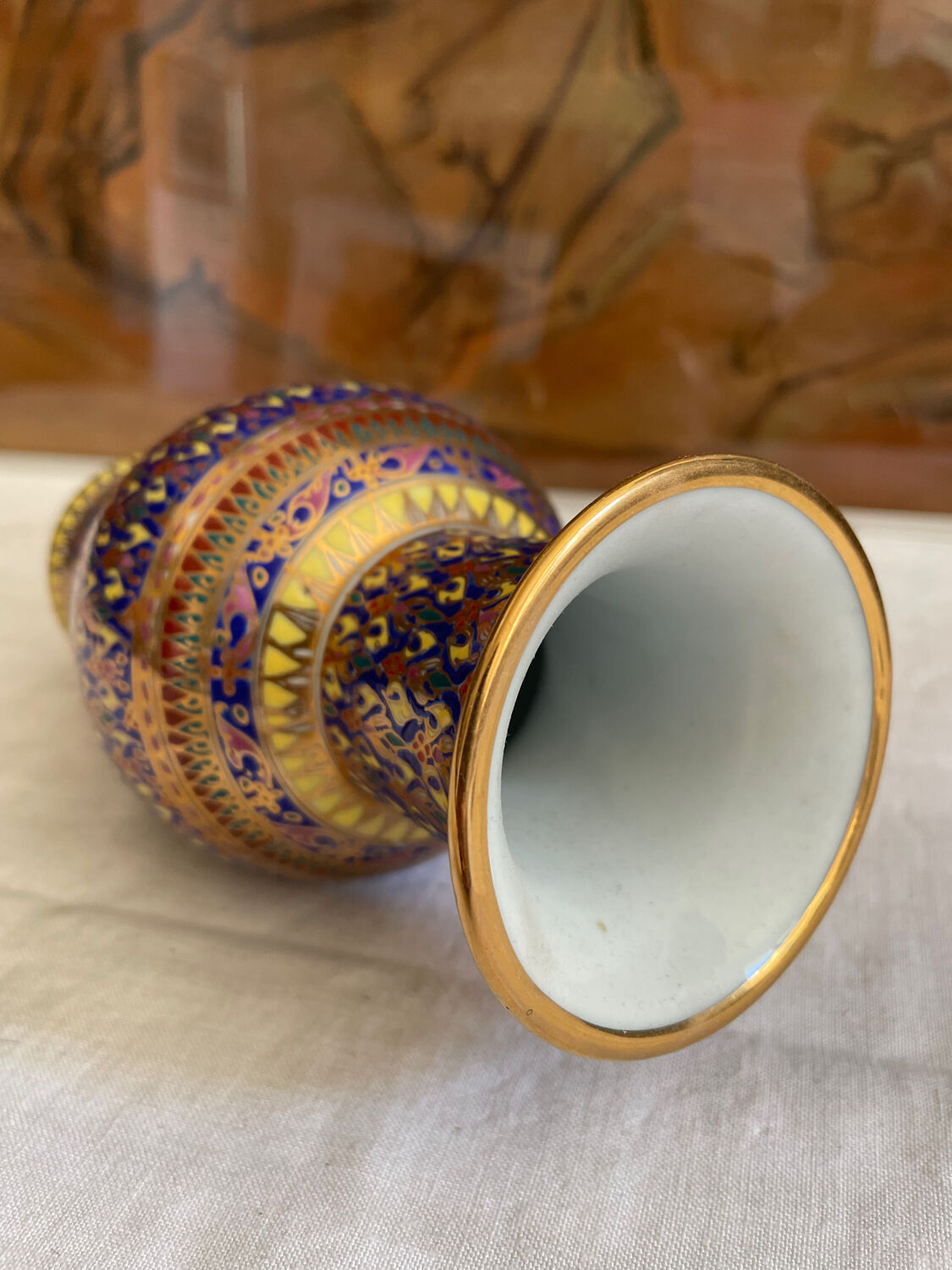 Graphic vase ornament and gilding