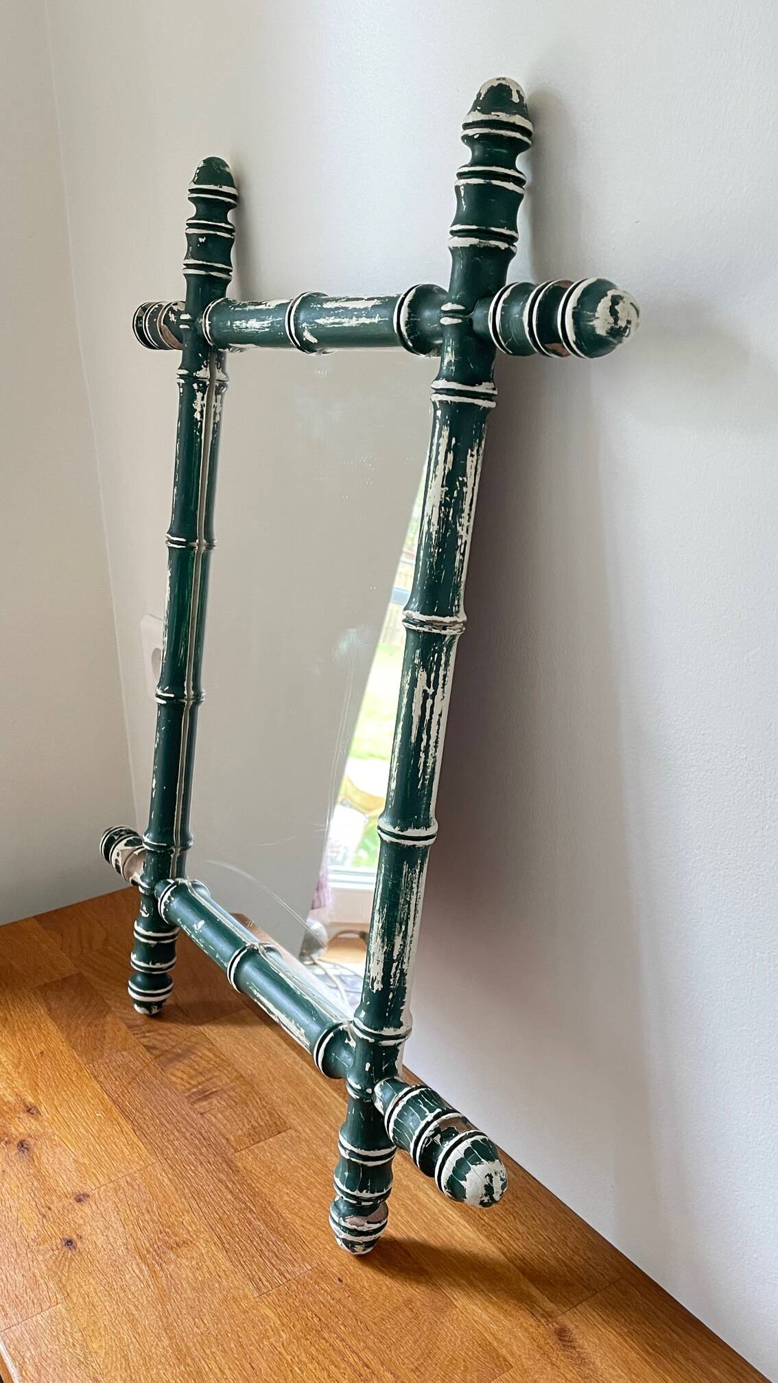 Miroir ancien en bois formant bambou