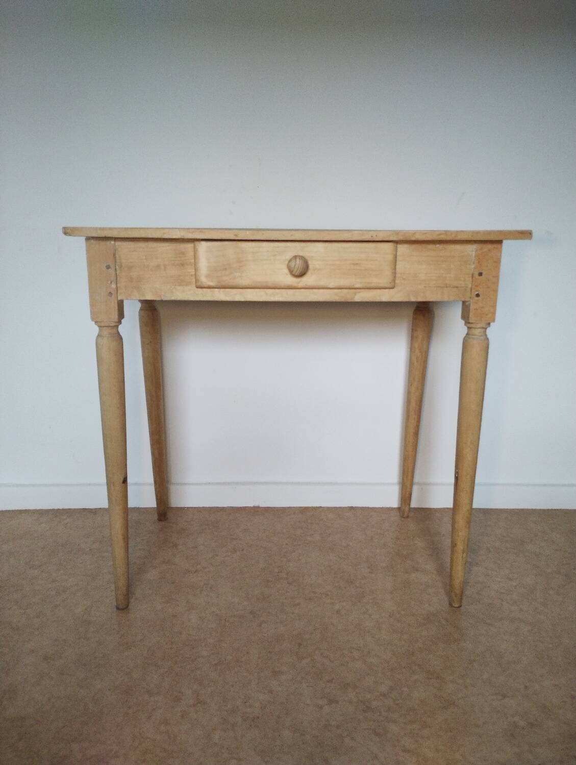 Spindle legs desk