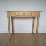 Spindle legs desk
