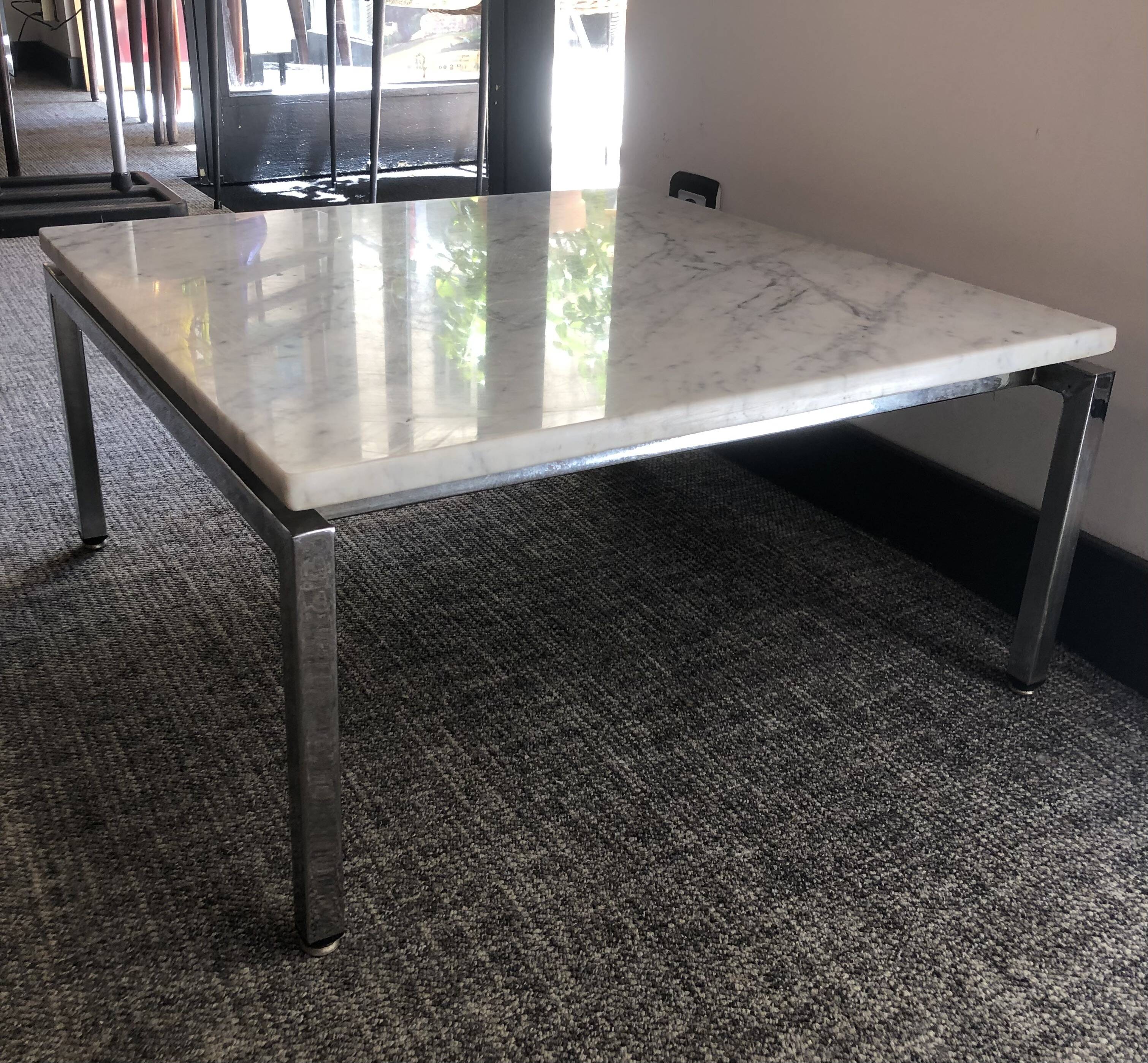 Table basse en marbre et chrome