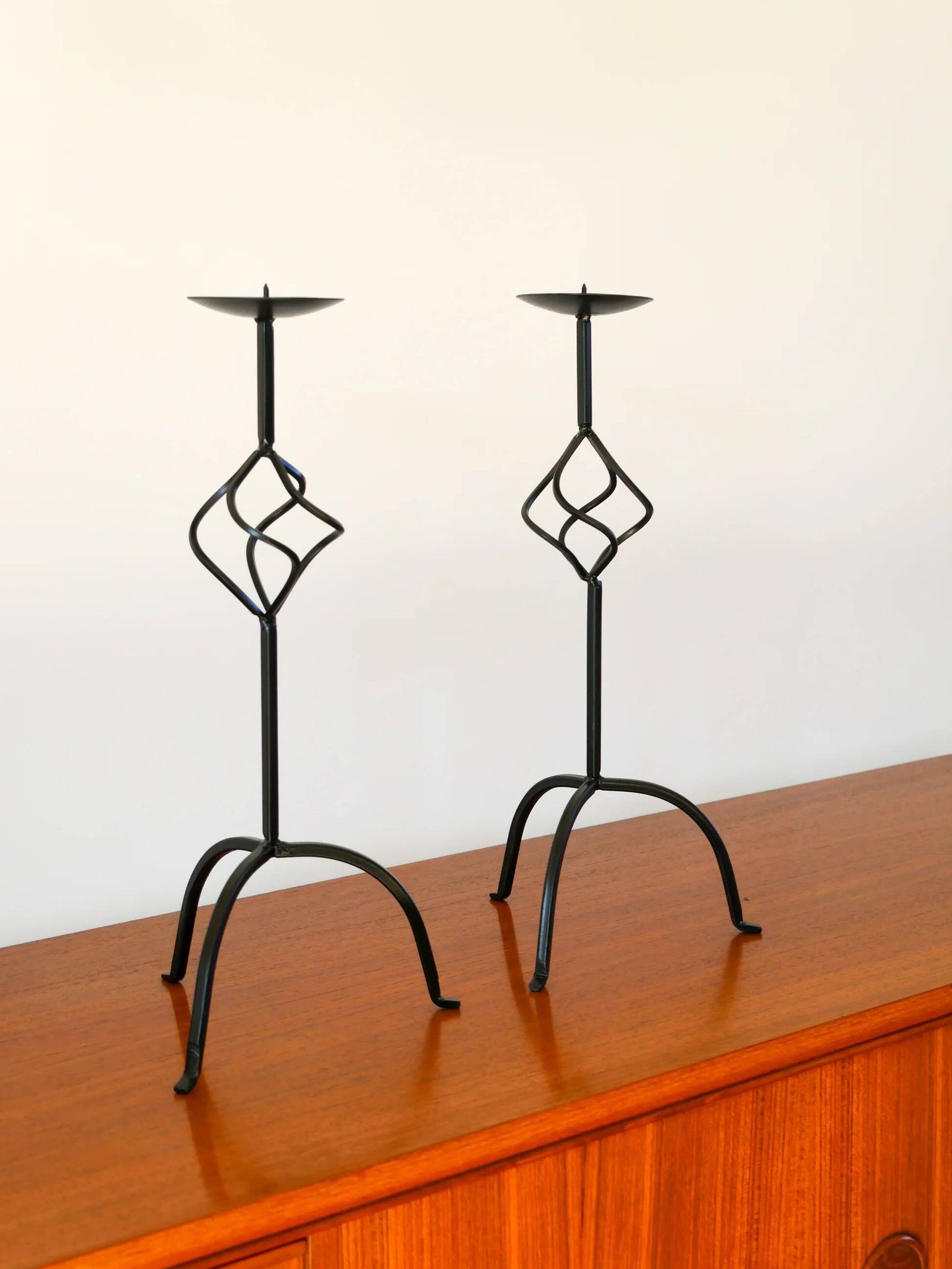 Pair of twisted tripod candlesticks in black iron, brutalist, 1970 - 44 cm