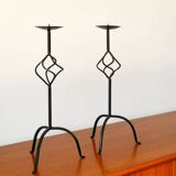Paire de chandeliers tripodes torsadés en fer noir, brutaliste, 1970 - 44 cm
