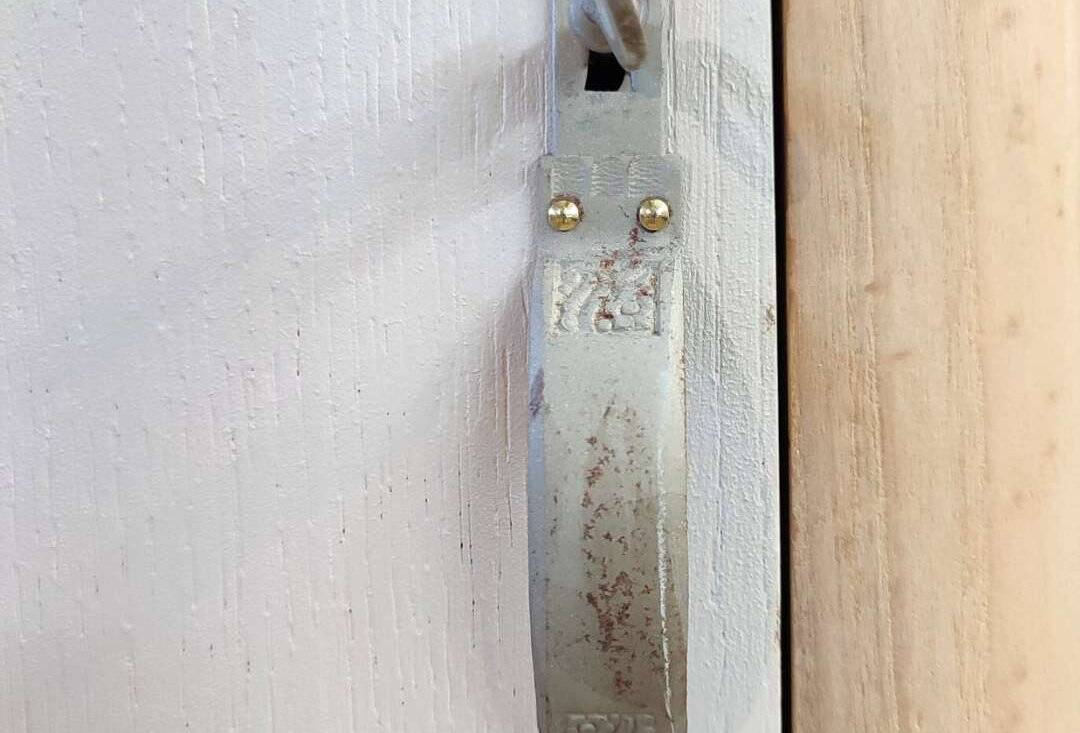 Petit meuble de rangement vintage – bois clair et rose poudré