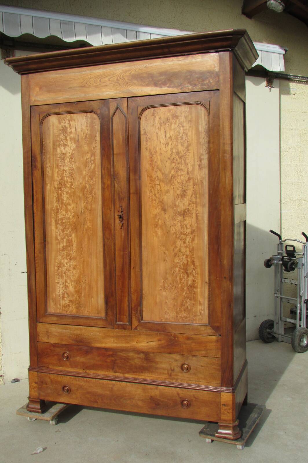 Large linen wardrobe in walnut and burl, Louis Philippe