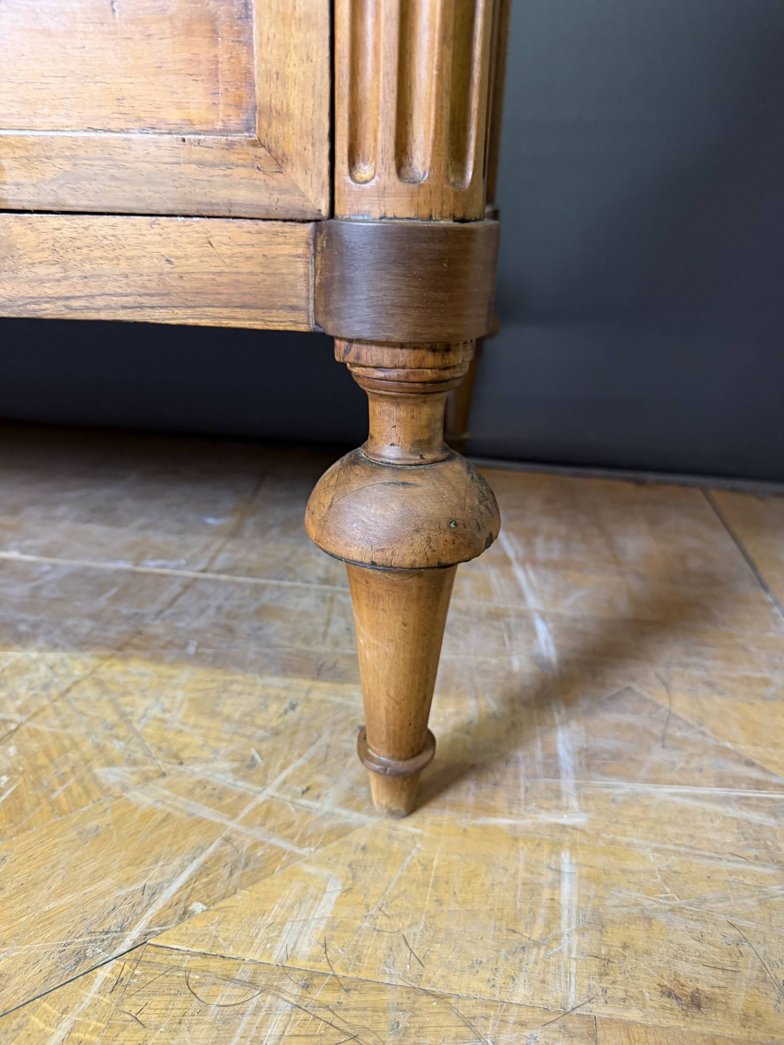 Commode d'époque Louis XVI en Noyer Blond