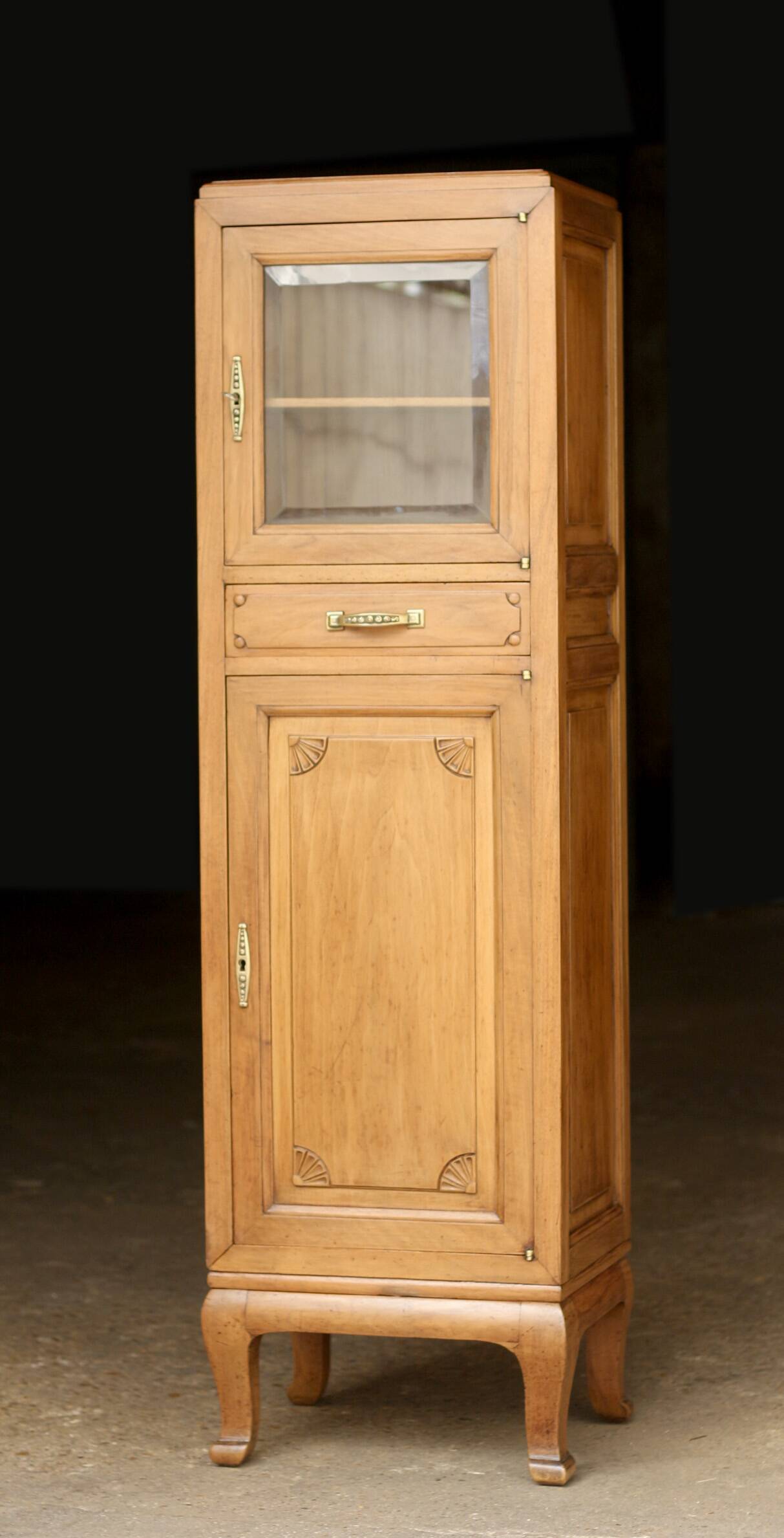 Superb Art Deco column in solid mahogany (circa 1920). Rare.