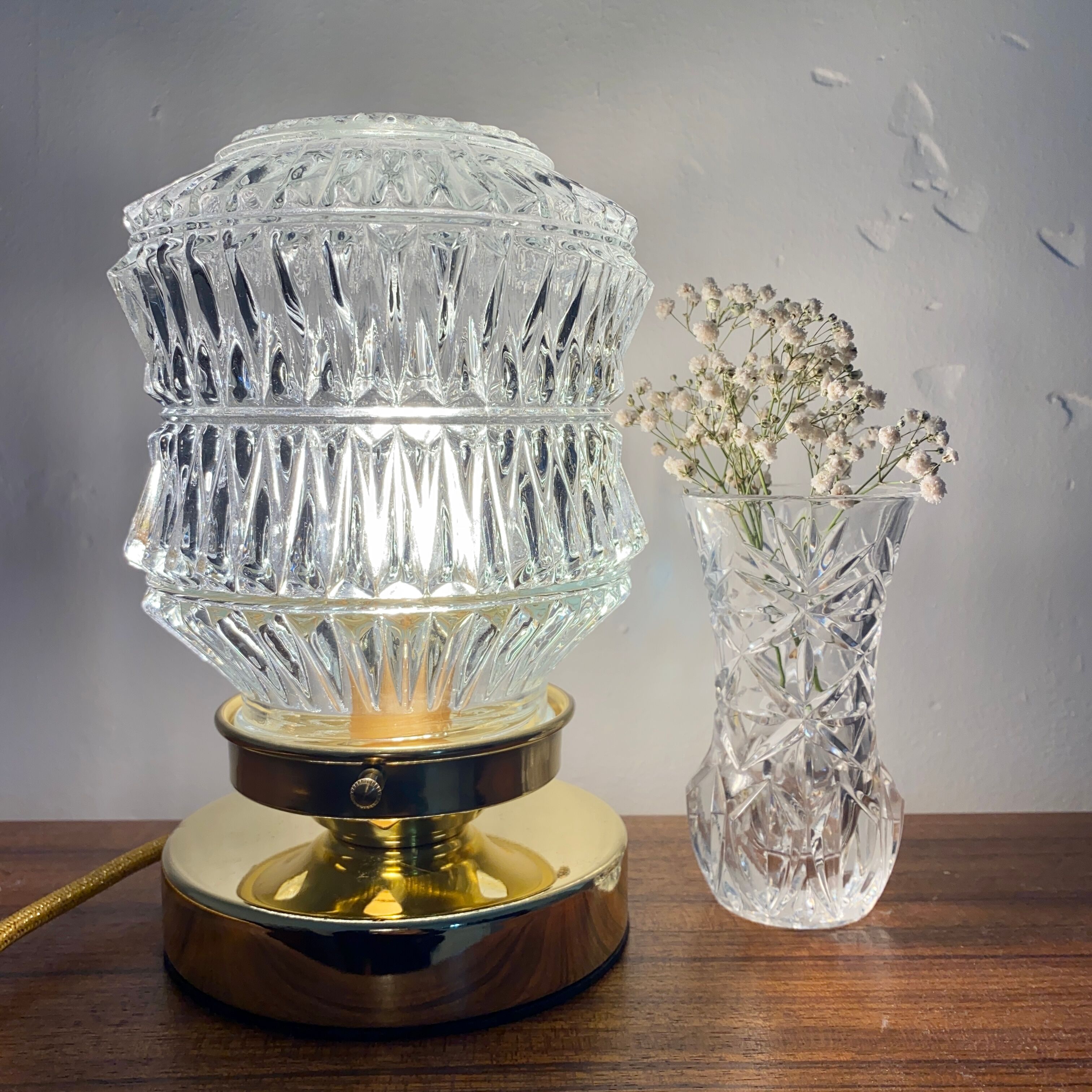 Lampe à poser globe vintage en verre moulé