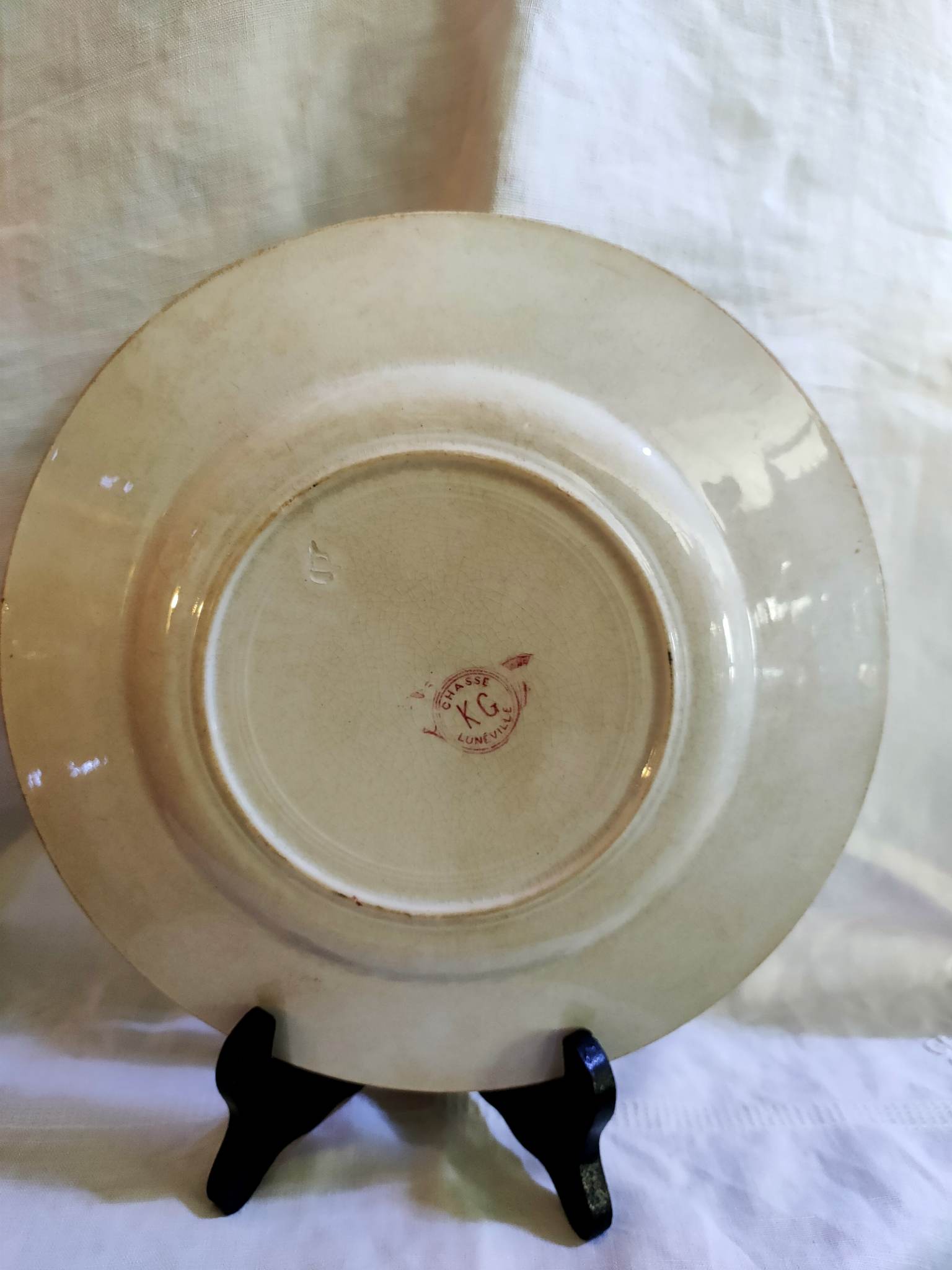 Assiette plate terre de fer faïence de Lunéville K/G