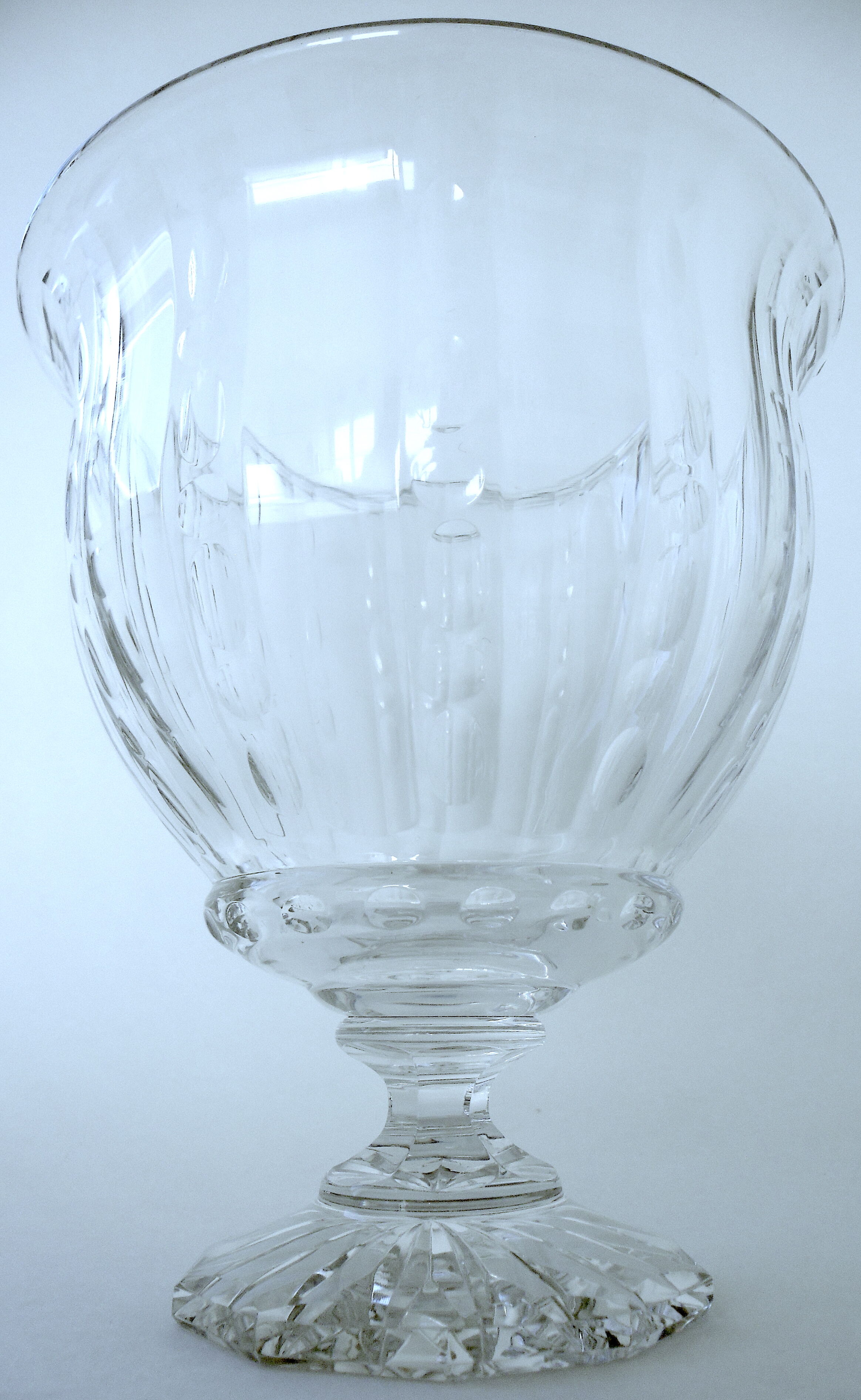 Crystal standing cup carved by Baccarat