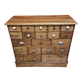 Meuble vintage en bois masssif style meuble de métier ou apothicaire à 19 tiroirs rénové et relooké