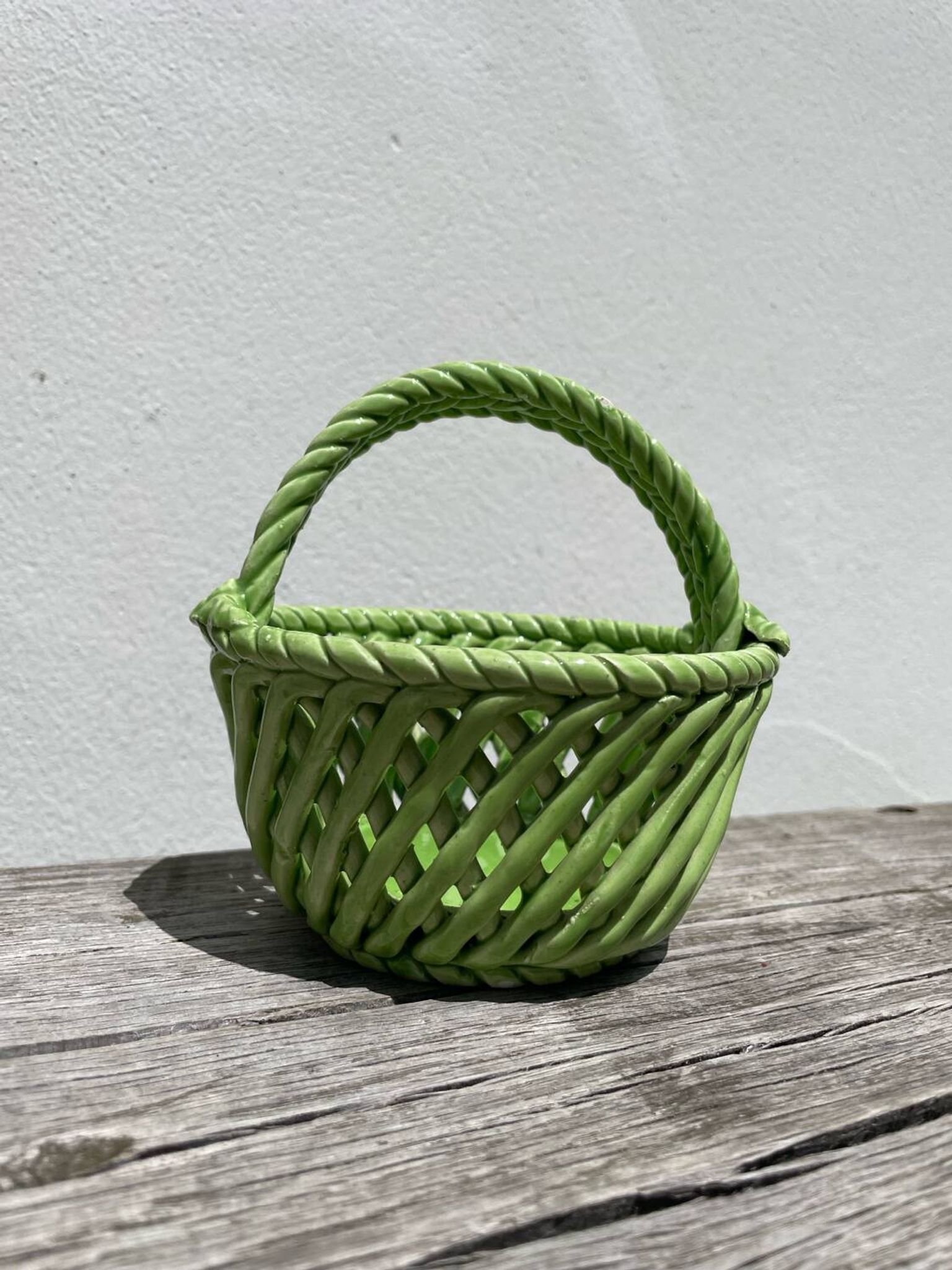 Plat panier en faïence tressée vert / céramique ancienne