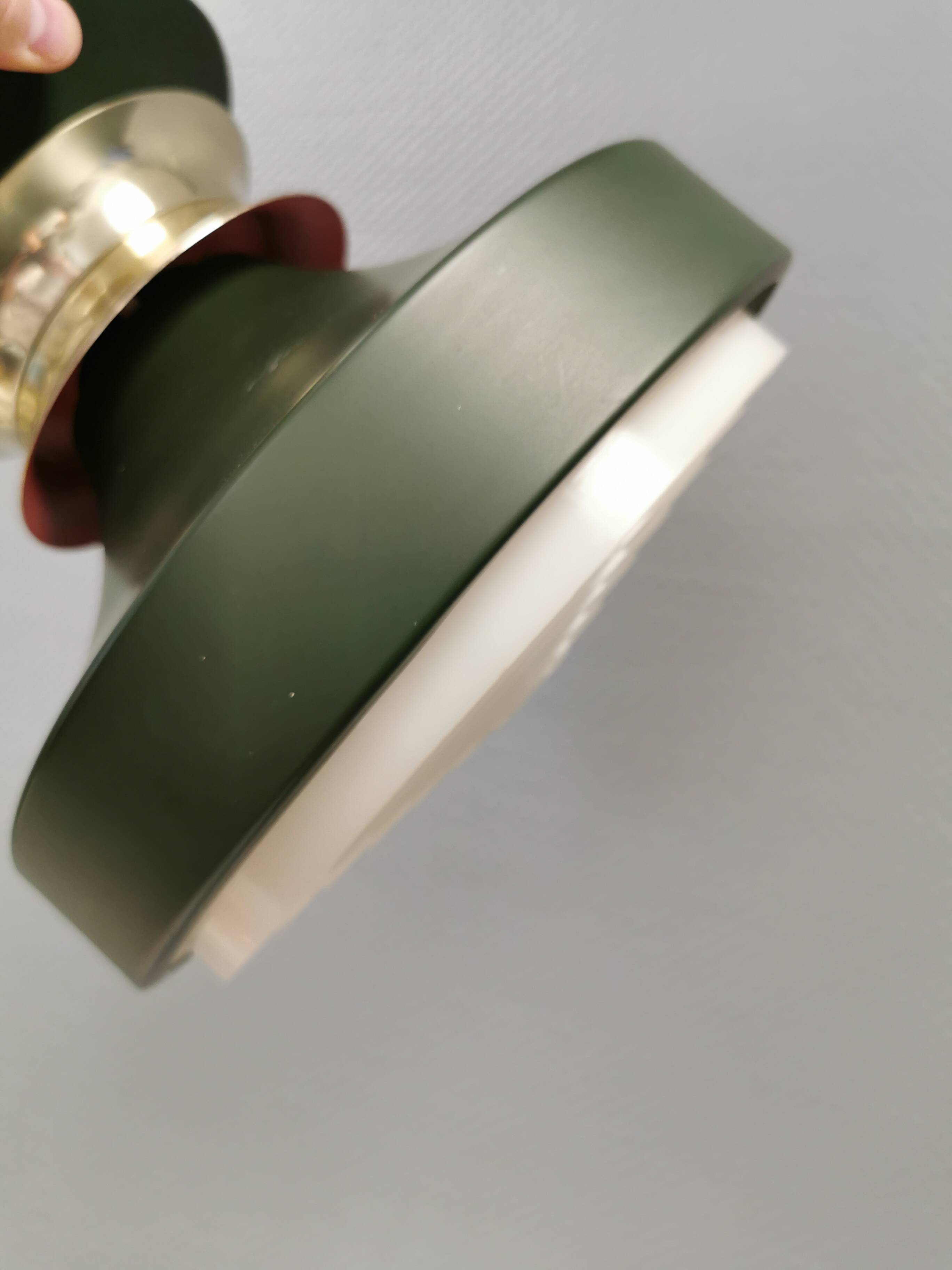Hanging lamp in green lacquered metal with golden “ring” and bottom grille.