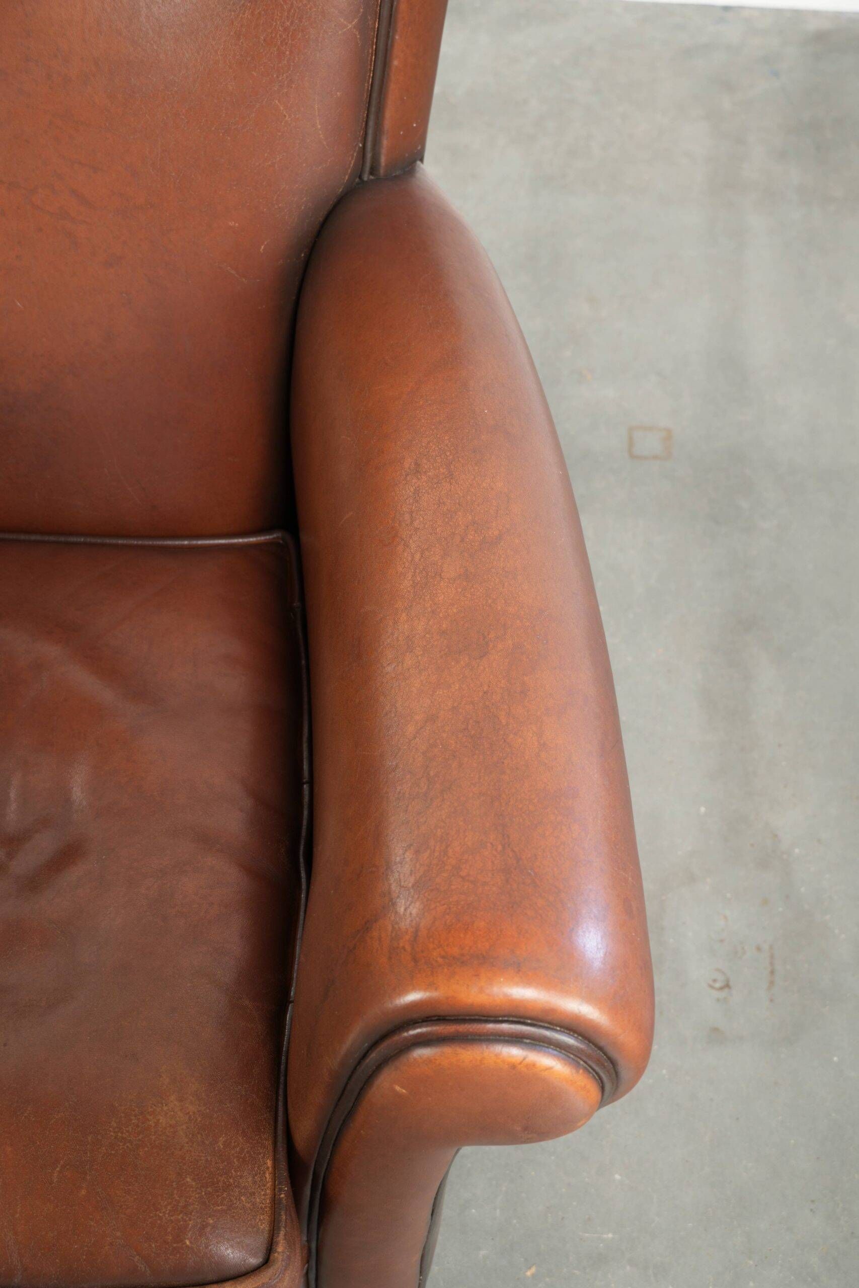Timeless armchair made of sheepskin leather with a English look