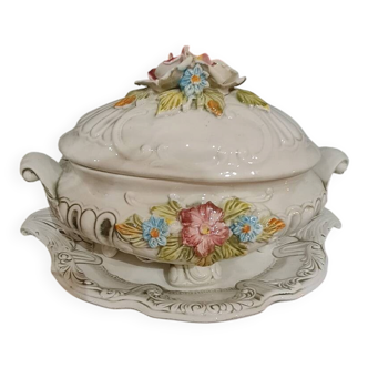 Soup tureen with tray