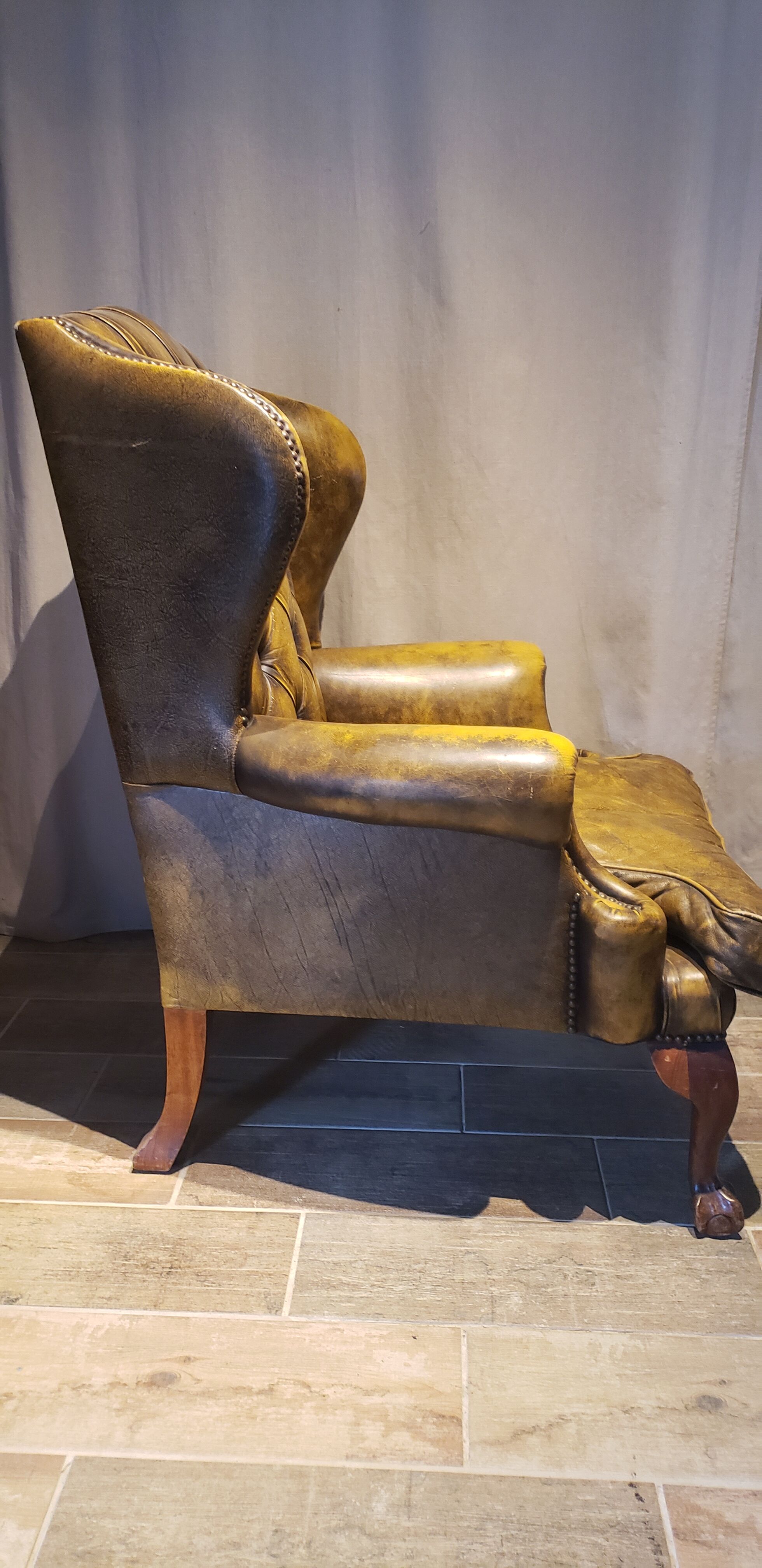 Chesterfield eared armchair with armrests