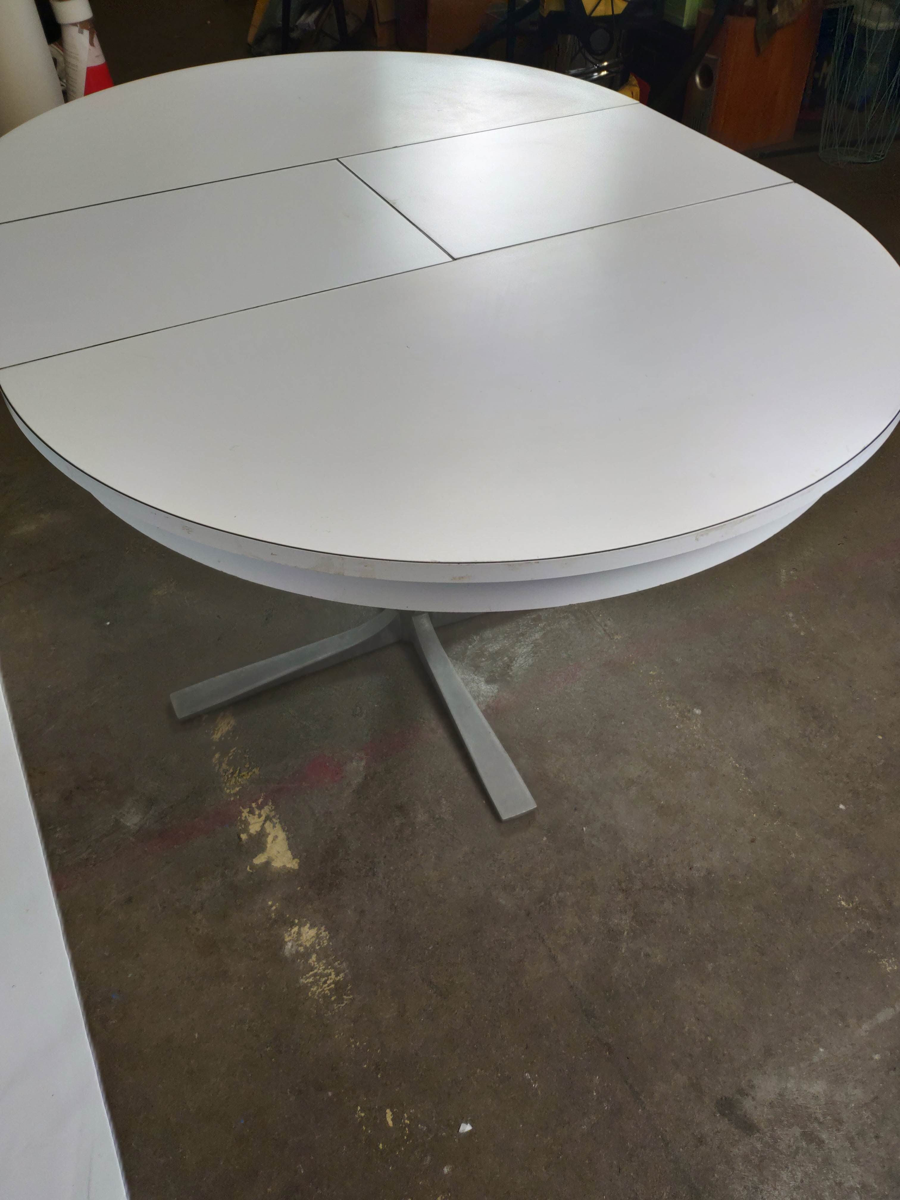 Round table 70 year white chromed