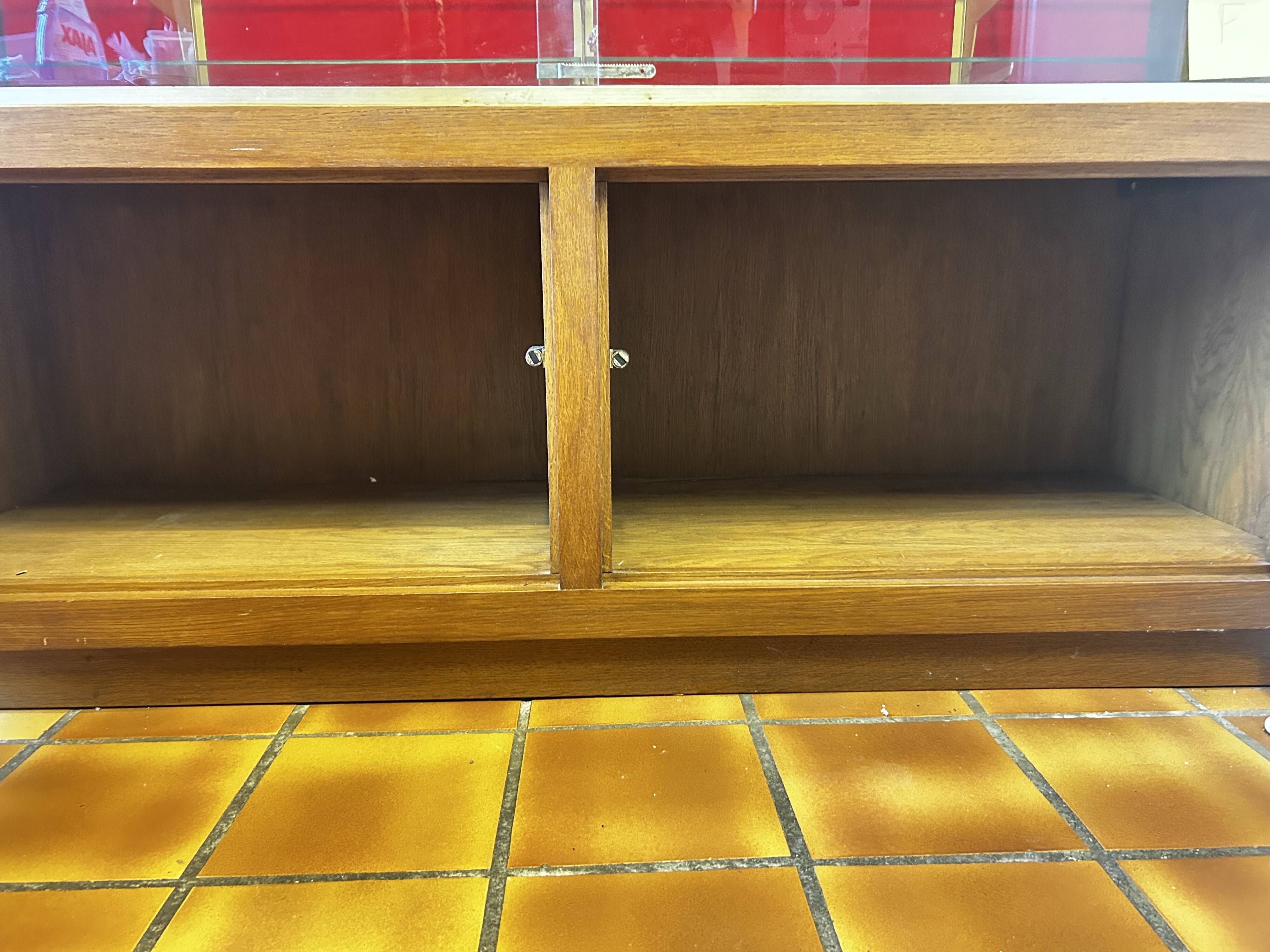 Paire de vitrines vintage en bois et verre