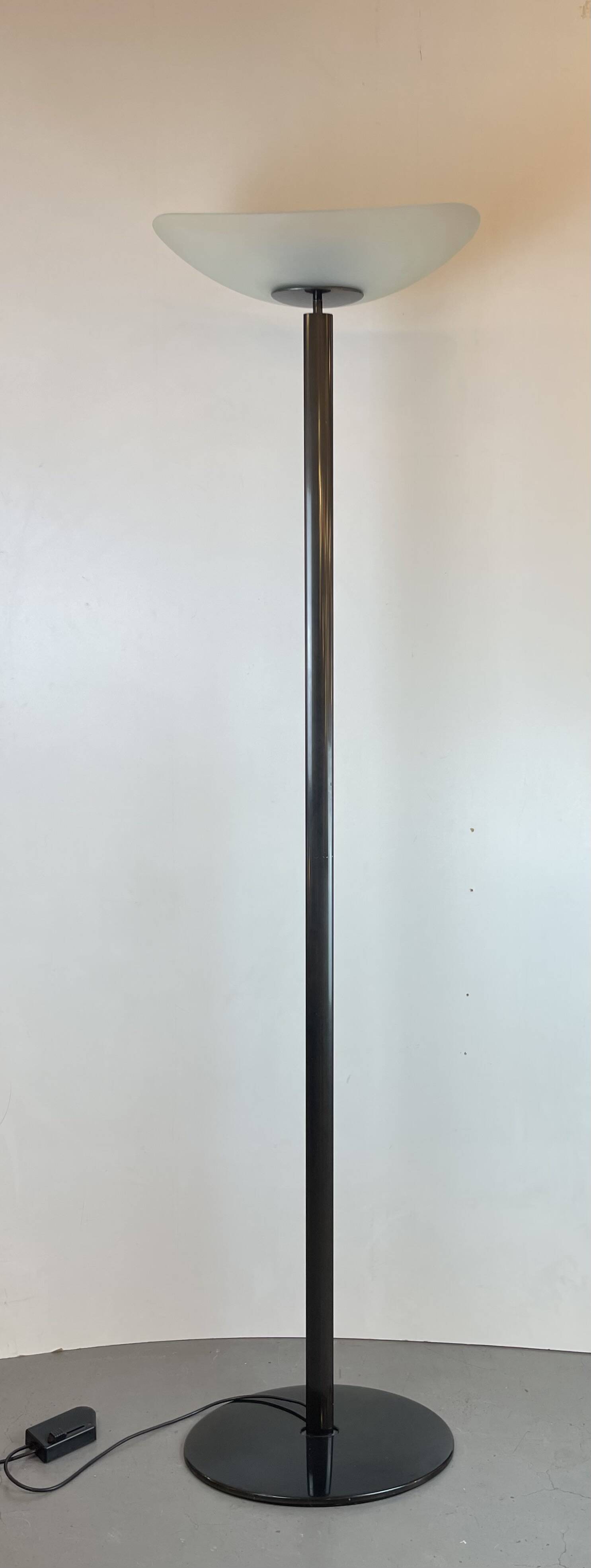 Tebe, lampe sur pied par Ernesto Gismondi pour Artemide, Italie, années 1980.