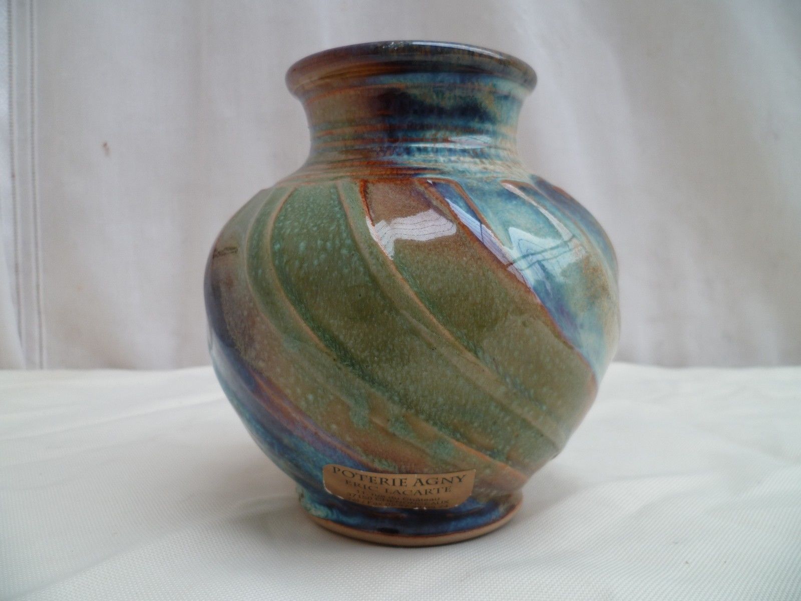 Pottery vase Glossy has facets