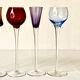 Cinq verres à liqueur colorés sur pied