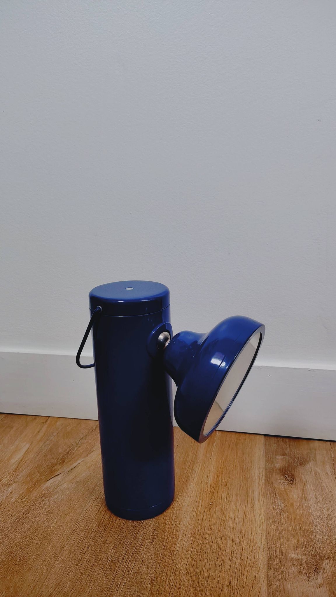 M Lamp de David Irwin, Éditeur Juniper, Lampe sur batterie portative nomade