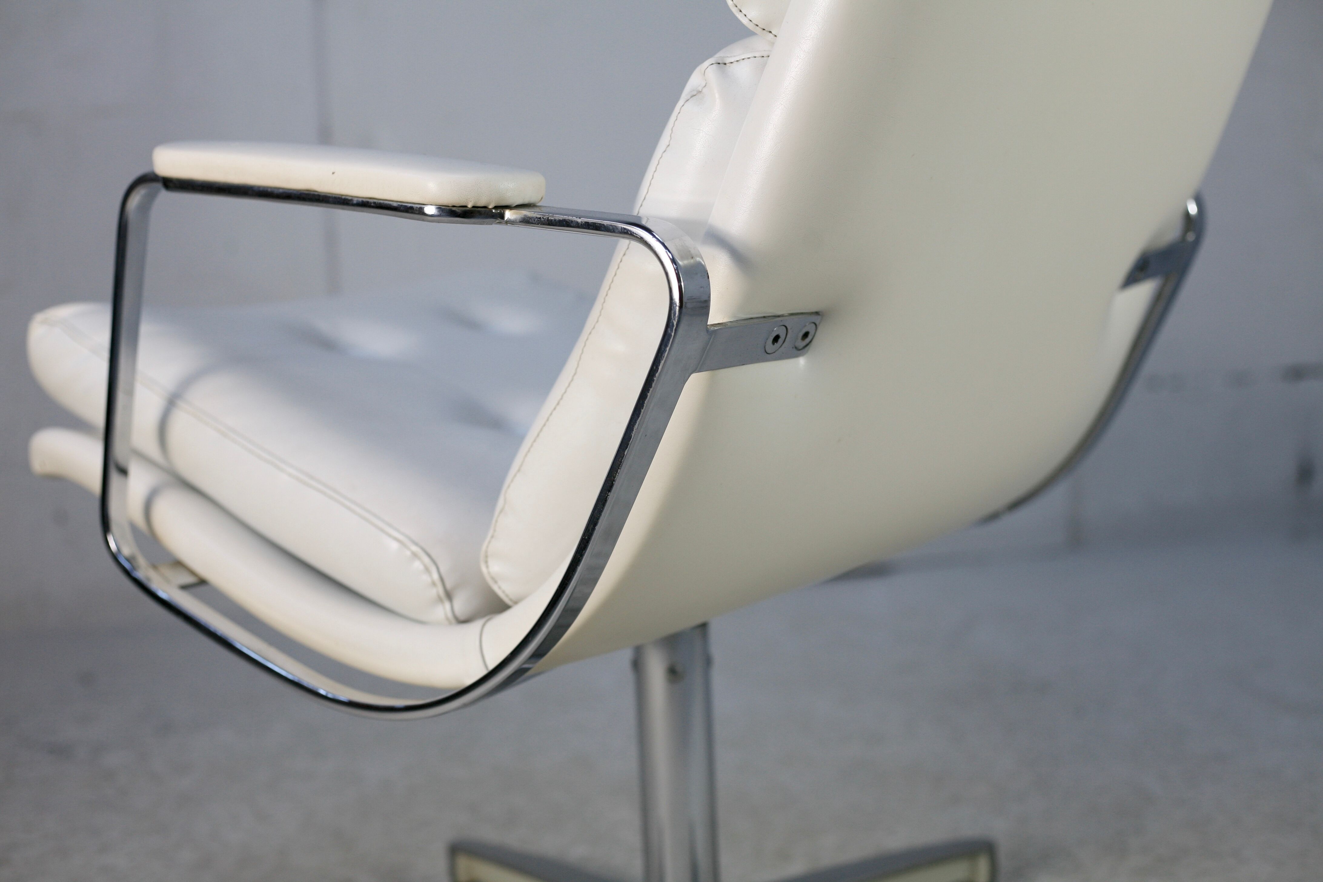 Armchair "Space Age"". Steel and imitation leather. Swivel. France, 70s