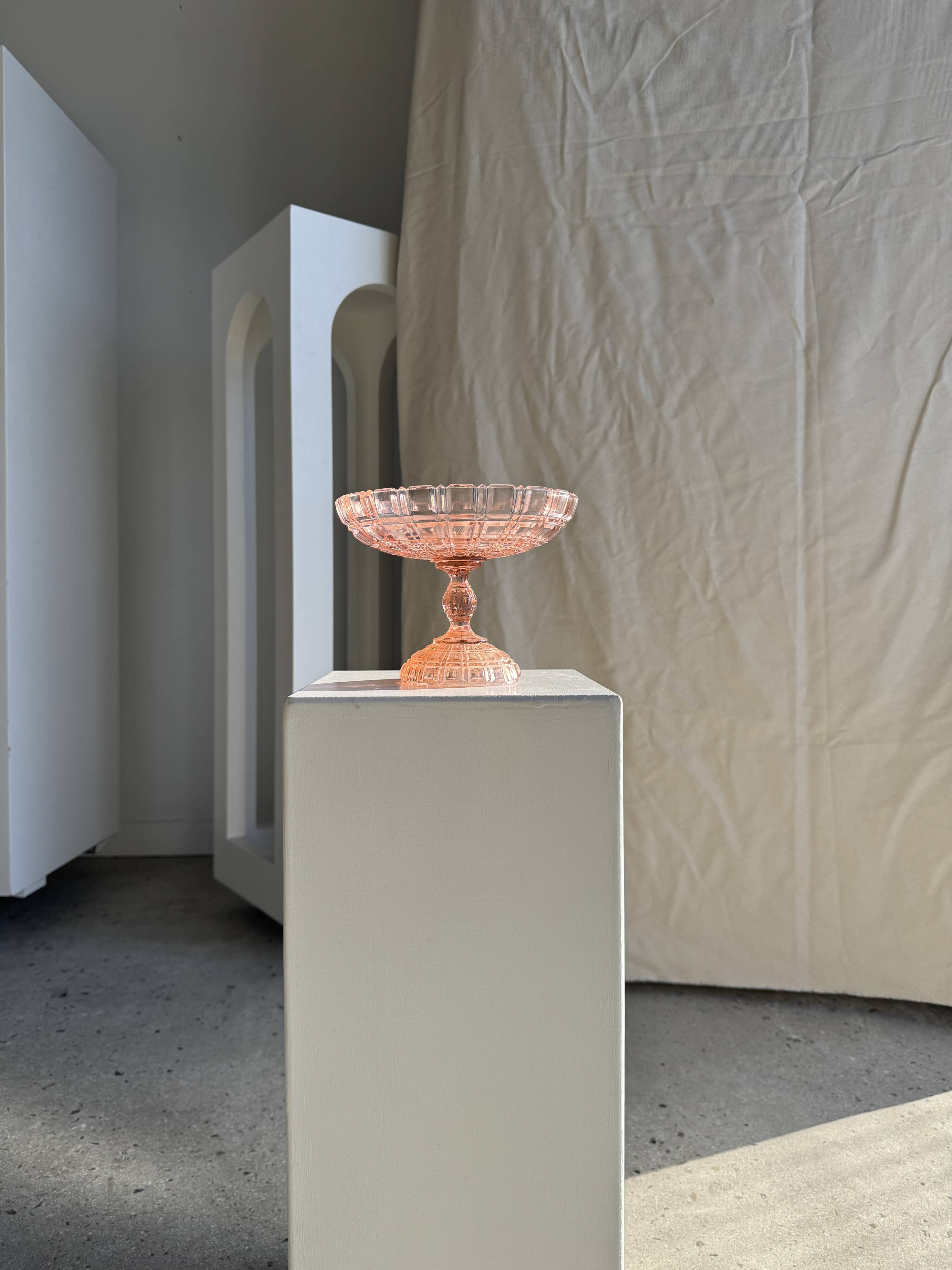 Pink glass coupe footed H20 D 15.5