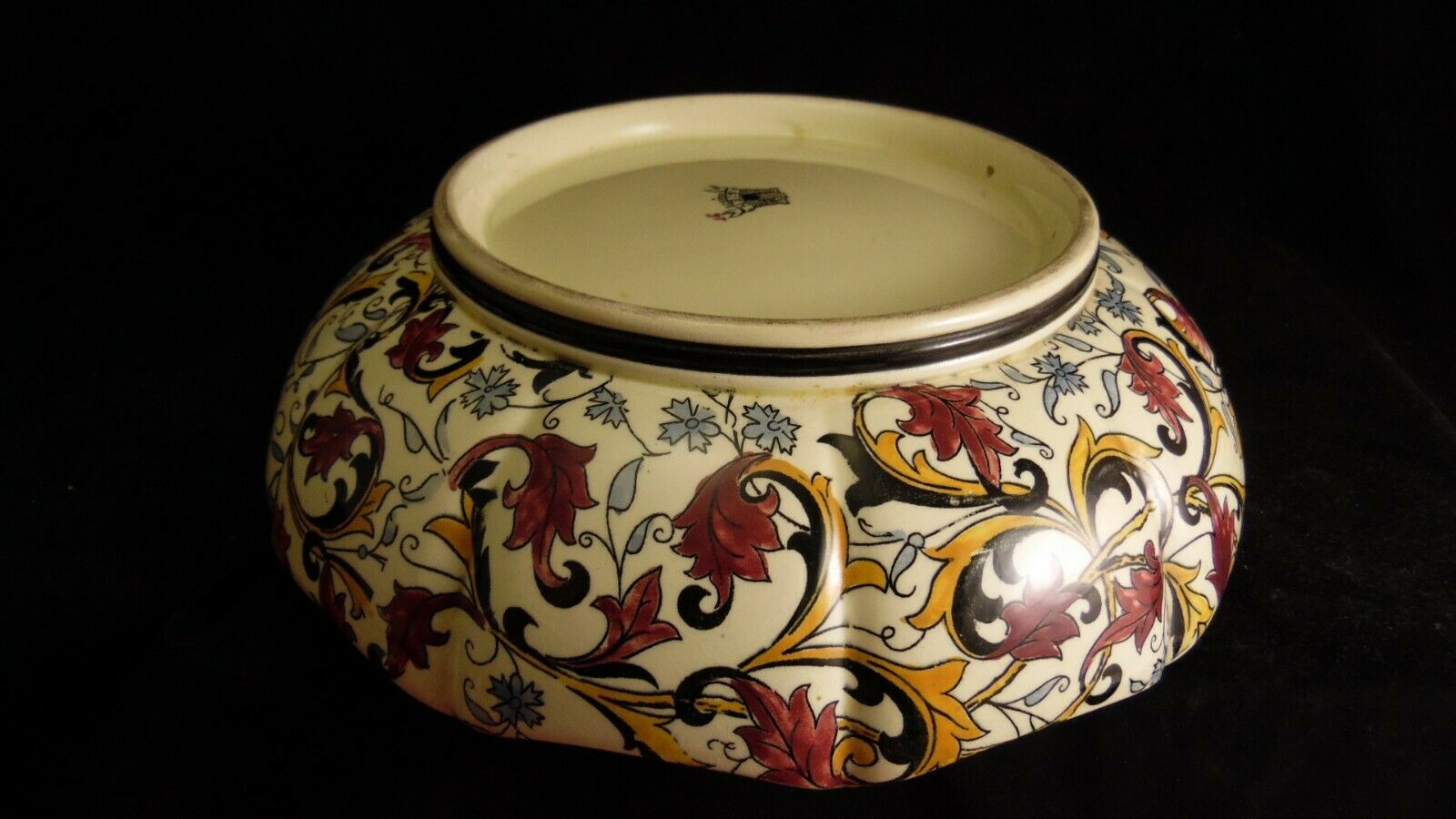 Gien's round earthenware dish