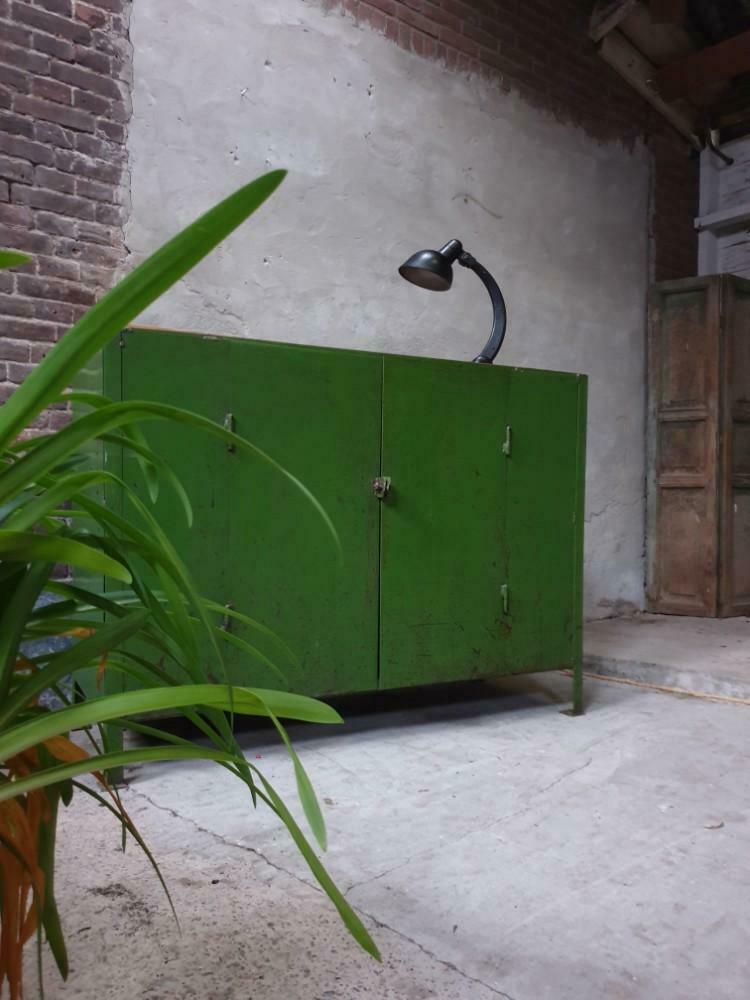 Comptoir industriel en acier vert