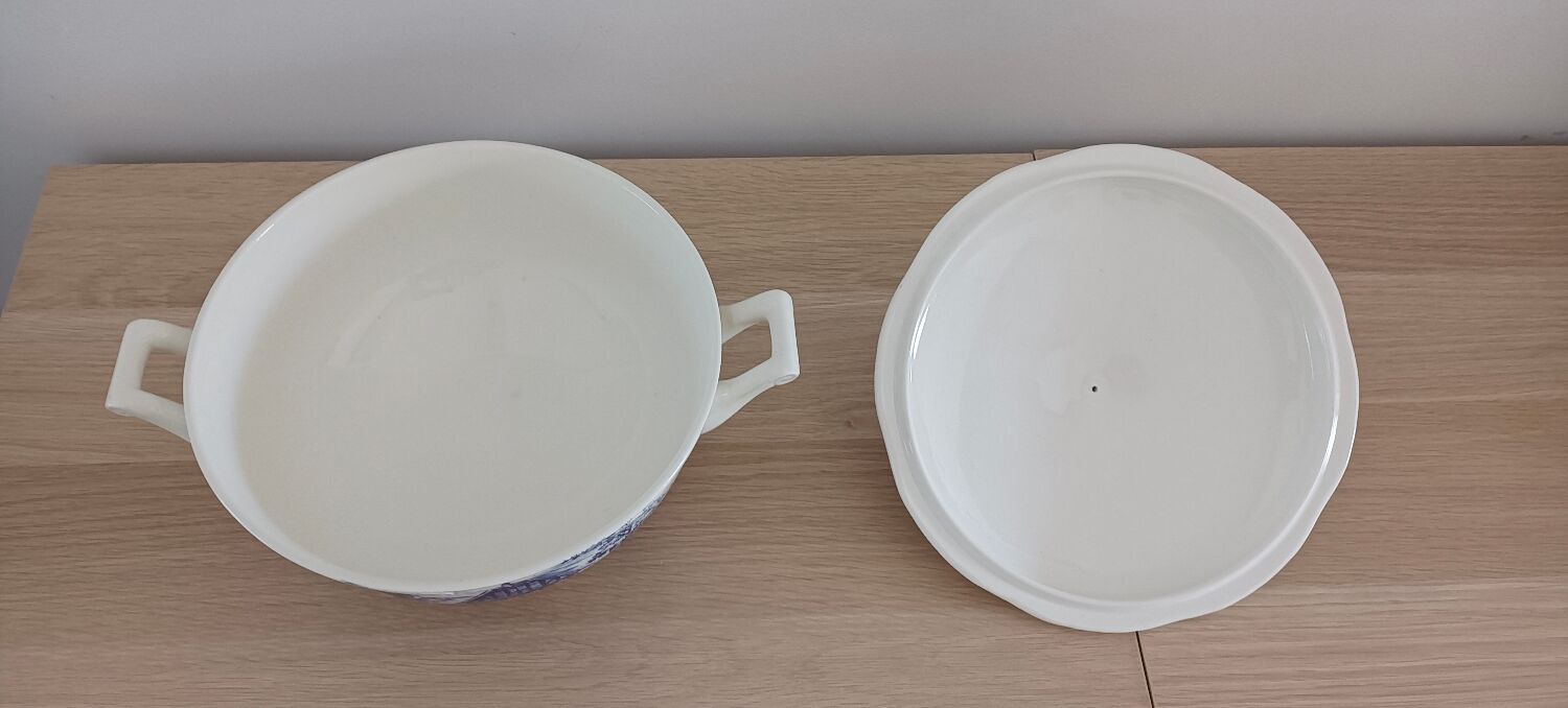 Tiled tureen Gien Wedgwood blue décor